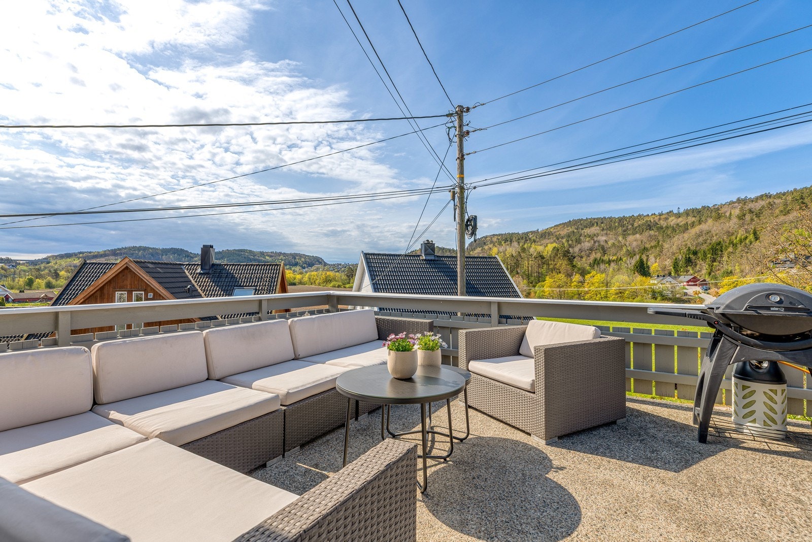 God plass til flere sittegrupper, grill, beplantning, m.m. Galleribilde