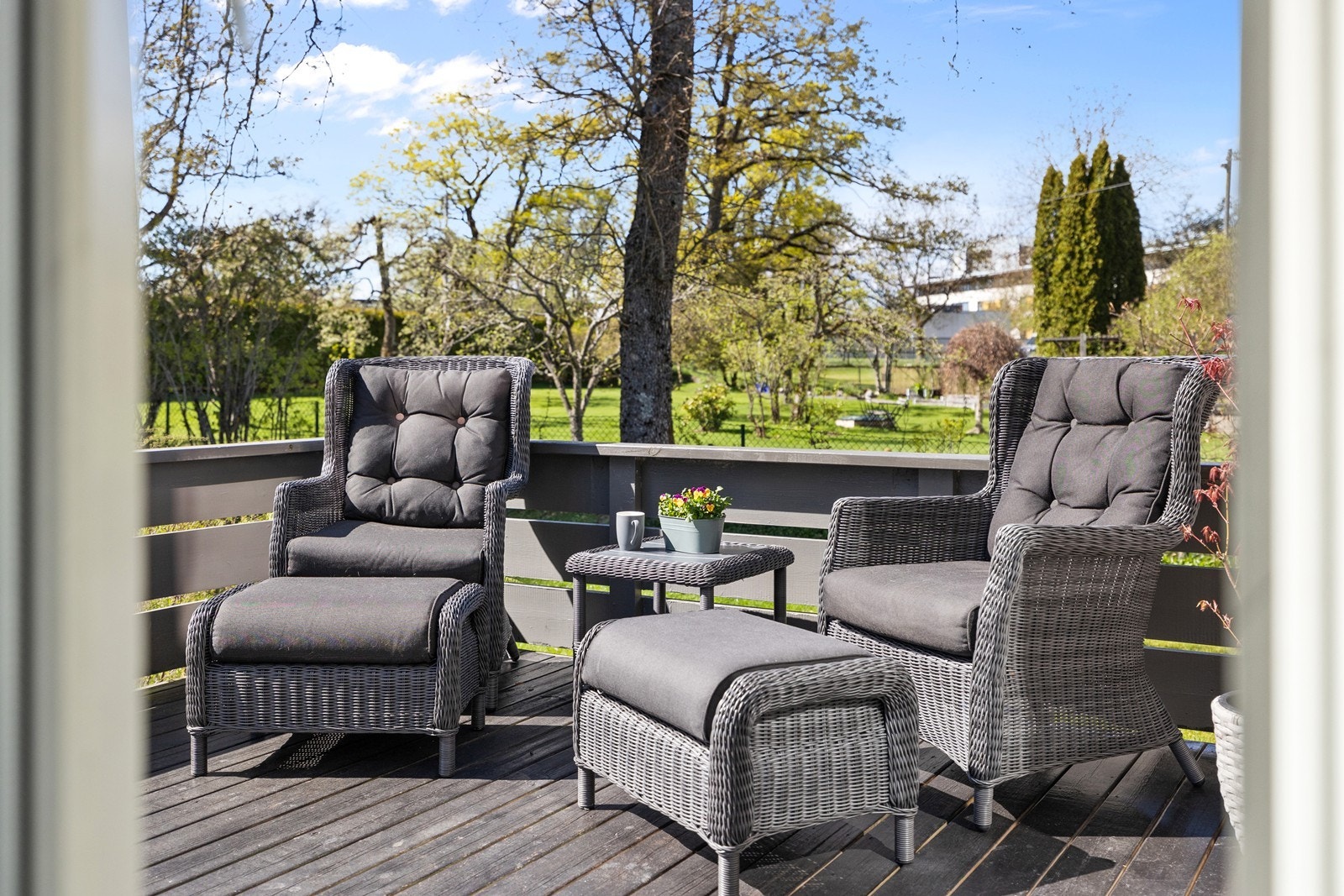 Fra stuen er det utgang til en terrasse på 17 m², med god plass for utemøbler. Galleribilde