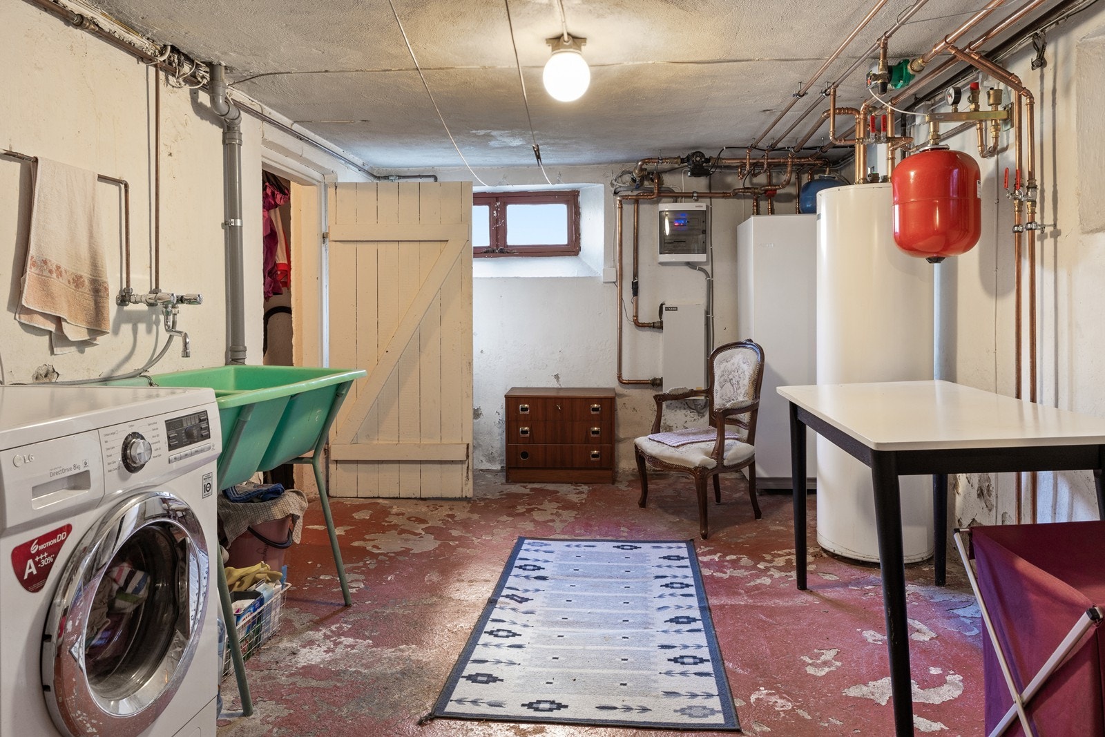 I kjelleren er det vaskekjeller og teknisk rom med varmtvannsbereder fra 2017 og sentralen for den vannbårne varmen. Galleribilde