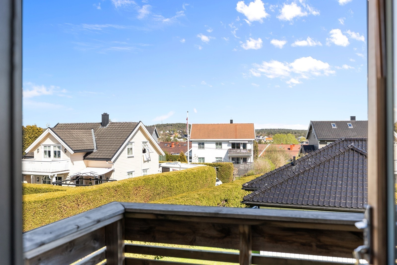 Utsikt fra andre etasje over nabolaget. Galleribilde