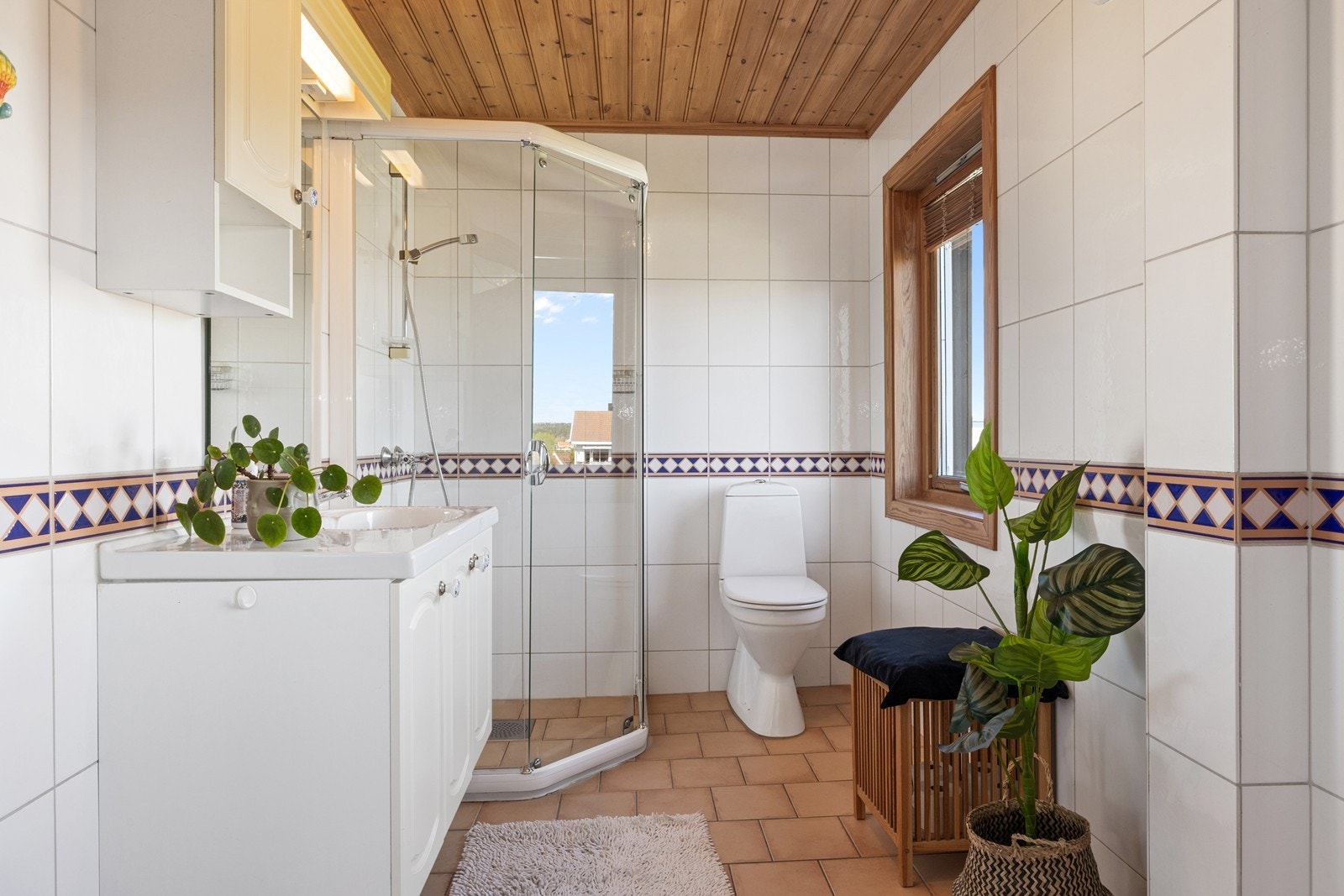 Badet i andre etasje er fra 2001 og har flislagt gulv med elektriske varmekabler. Galleribilde