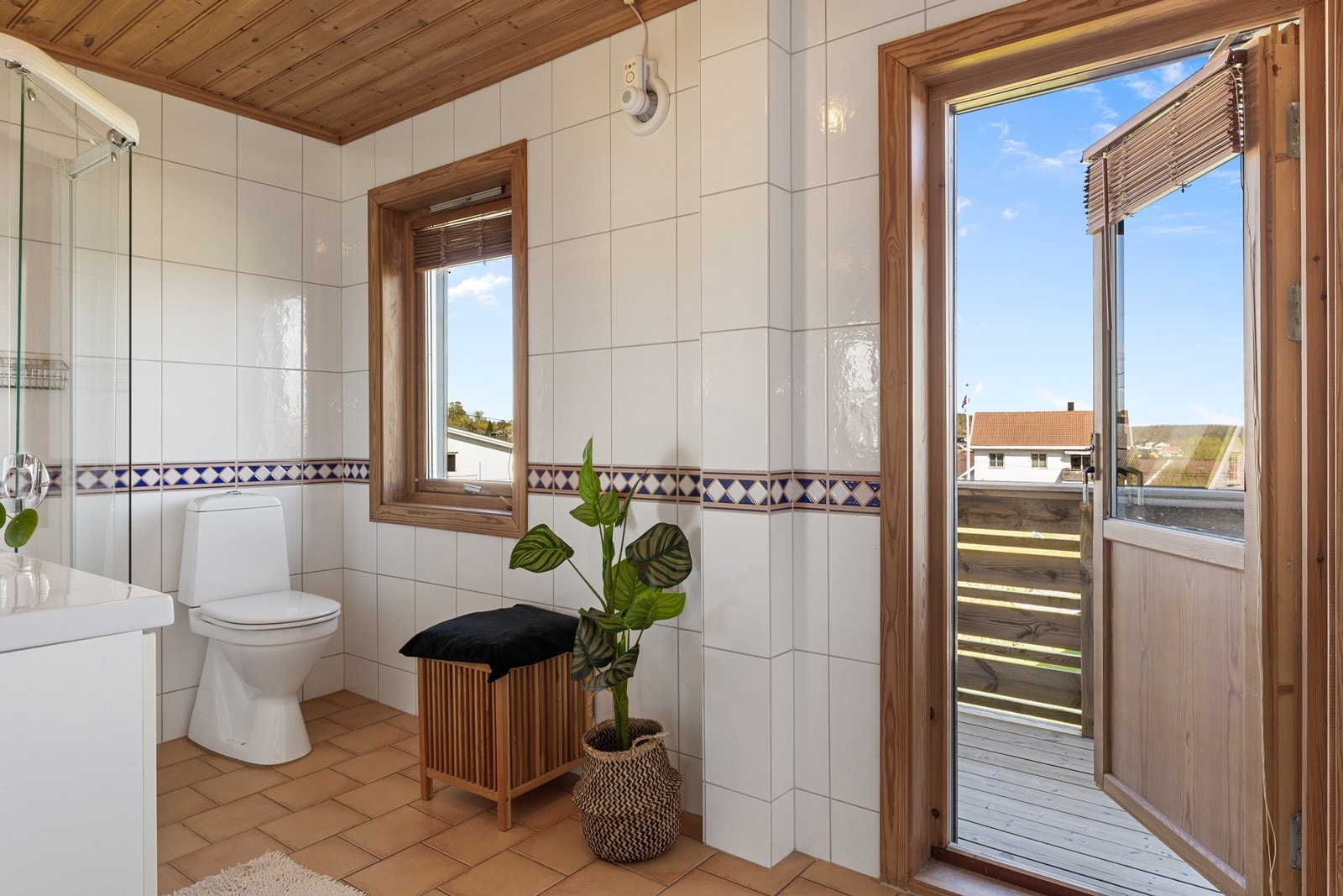 Fra badet er det direkte utgang til en veranda på 3 m². Galleribilde