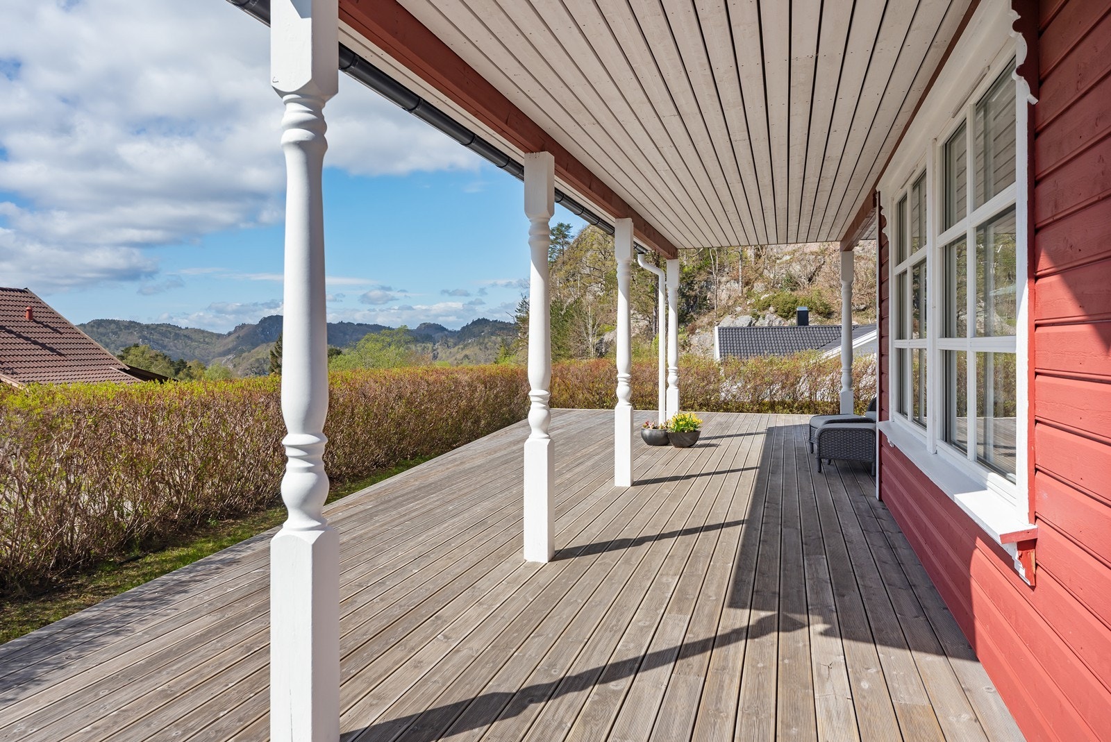 Delvis overbygget terrasse i front. Galleribilde