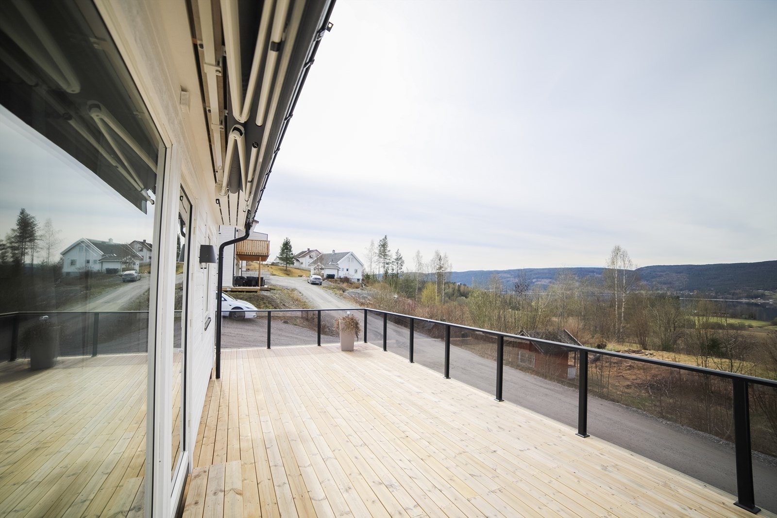Fra stuen er det utgang til en stor, vestvendt terrasse på ca. 44 m² med utsikt mot Randsfjorden. Det er montert markise her ute, ettersom terrassen ligger vestvendt til og har rikelig med sol. Selger sitt privat bilde. Galleribilde