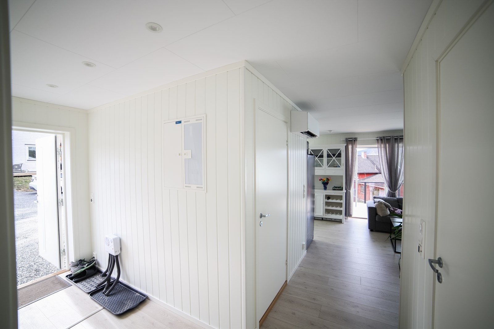 Den ytterste delen av entréen har gulvvarme som gir en behagelig velkomst. I dette rommet er også sikringsskapet plassert og man har downlights i tak. Selger sitt privat bilde. Galleribilde