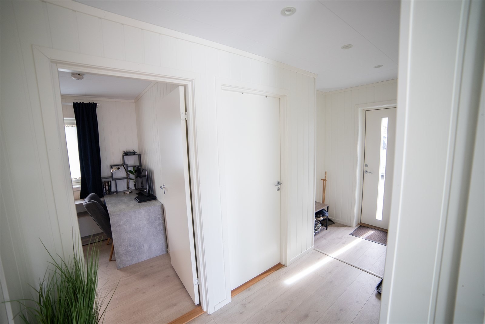 Fra gangen er det tilgang til boligens to soverom, bad og en praktisk innvendig bod. Boden har man tilgang til både innenifra og utenifra, noe som gjør den meget praktisk. Selger sitt privat bilde. Galleribilde