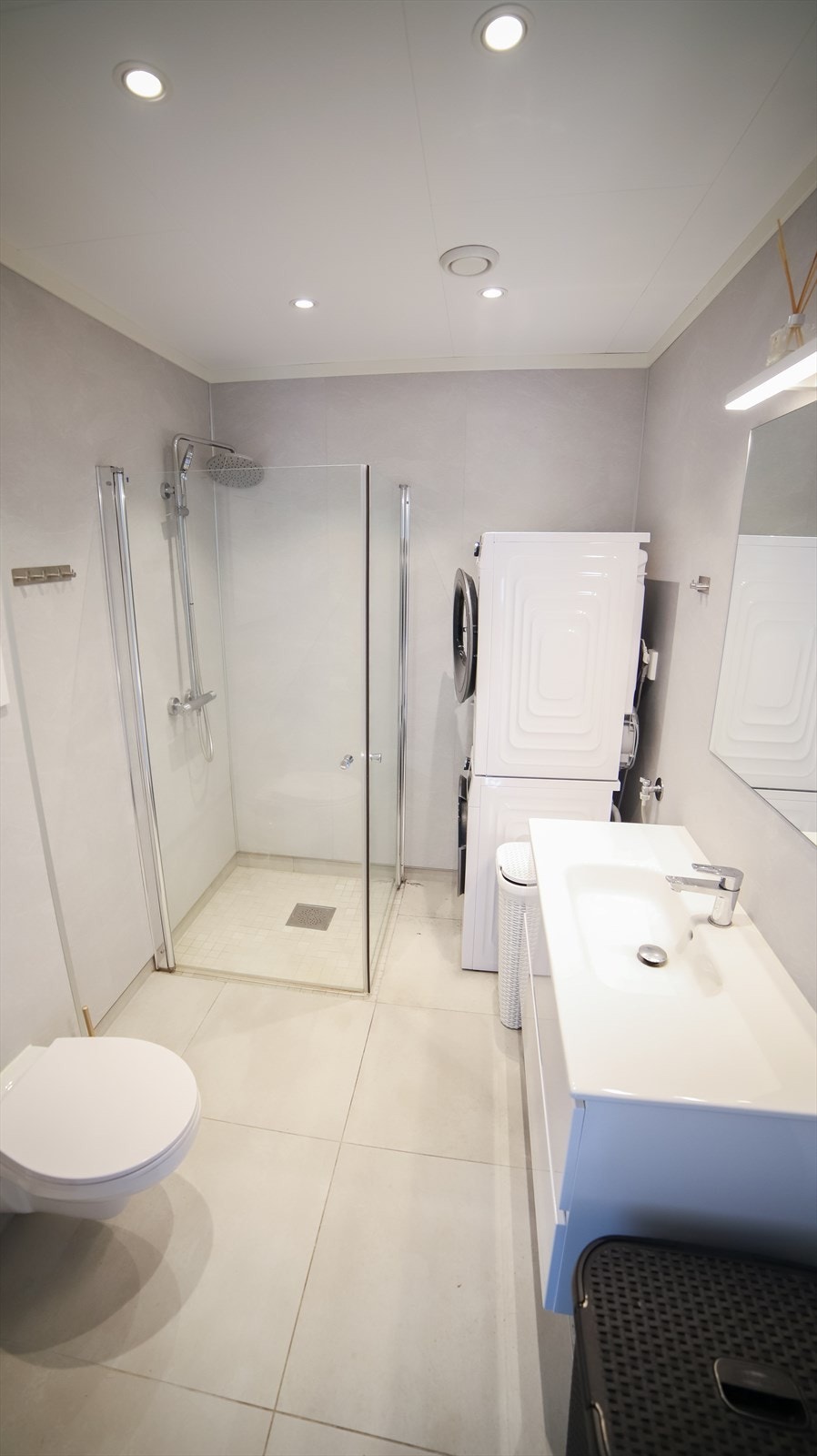 Badet er utstyrt med vegghengt toalett, servant med underskap og opplegg for vaskemaskin. Selger sitt privat bilde. Galleribilde