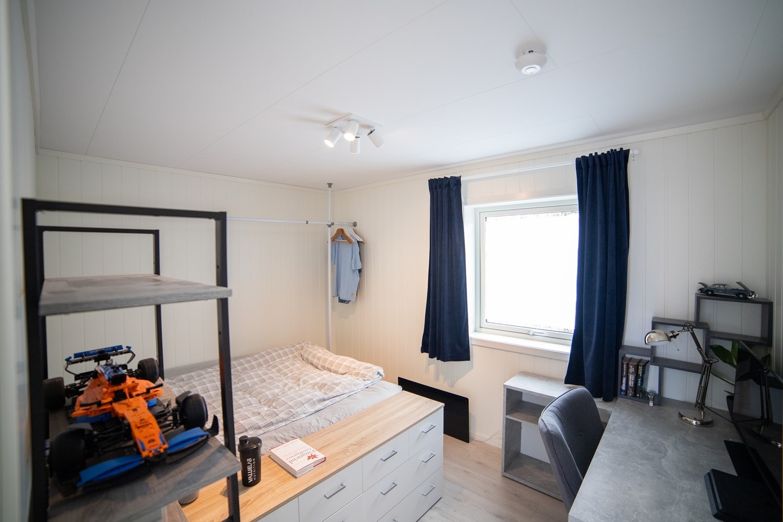 Boligen inneholder to soverom. Dette rommet har plass til både seng og arbeidsplass. Selger sitt privat bilde. Galleribilde