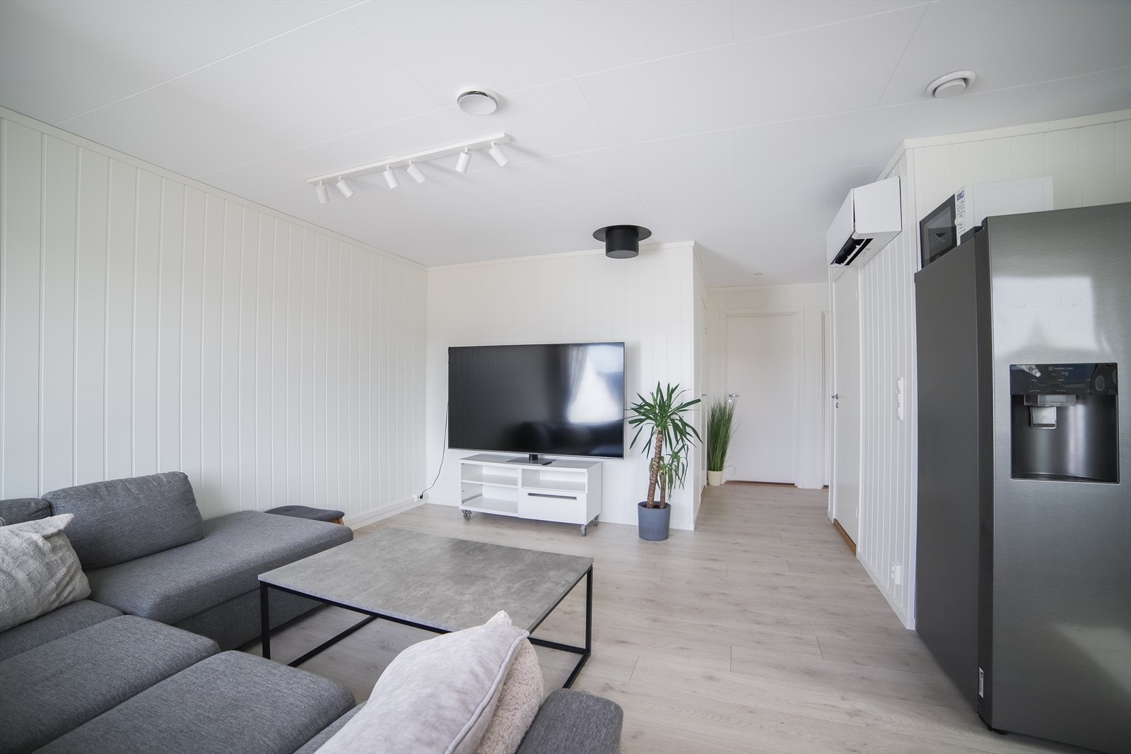 Boligen er klargjort for peisovn med montert stålpipe. Det ble montert varmepumpe her inne etter at boligen var ny, dette var ikke standard fra utbygger. Selger sitt privat bilde. Galleribilde