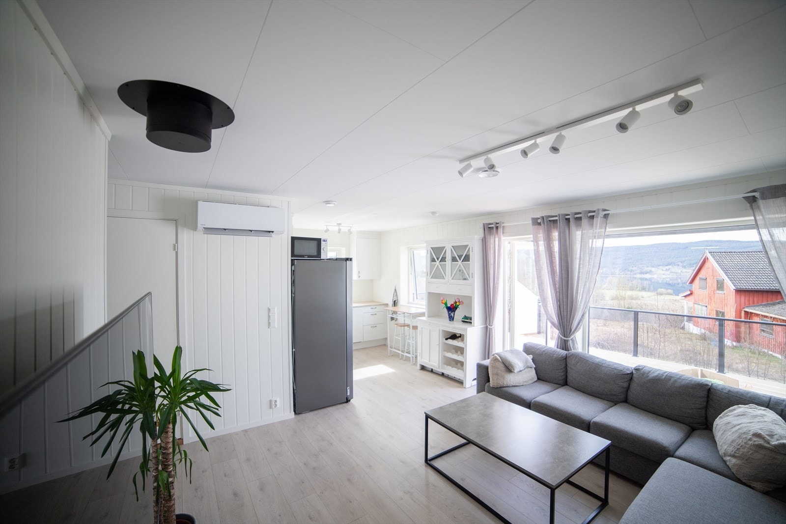 Et balansert ventilasjonsanlegg sikrer et sunt inneklima, og varmepumpen fra 2024 gir effektiv oppvarming. Opplegg for å sette inn peisovn om dette er ønskelig. Selger sitt privat bilde. Galleribilde