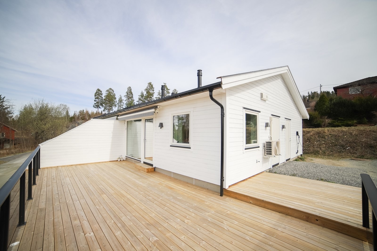 Terrassen blir som en forlengelse av stuen, sommerstid. Det er plass til å parkere ved inngangspartiet og man har elbillader på husveggen. Selger sitt private bilde. Galleribilde