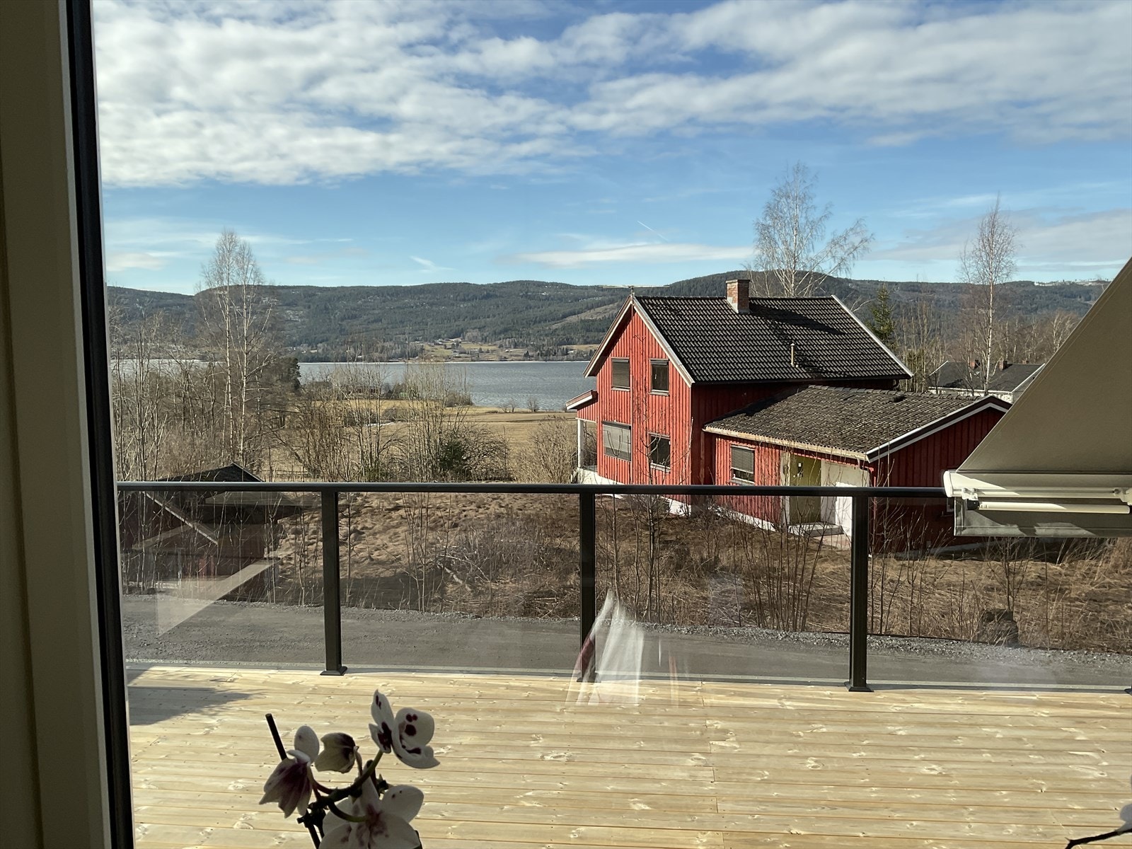 Boligen har nydelig utsikt mot Randsfjorden både innenifra og fra den store terrassen. Selger sitt privat bilde. Galleribilde
