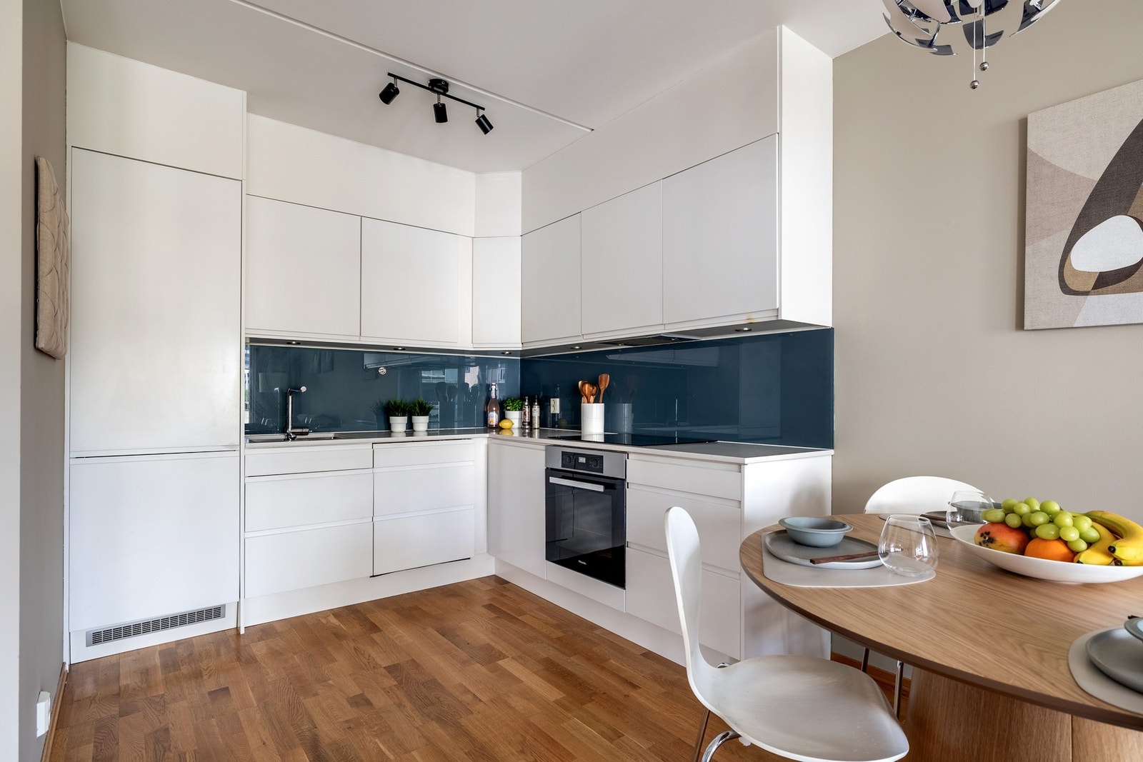 Leiligheten har et pent og moderne kjøkken fra 2017. Kjøkkeninnredningen har glatte fronter og benkeplate av stein i Silestone Statuario (kvartskompositt) med nedfelt kum. Galleribilde