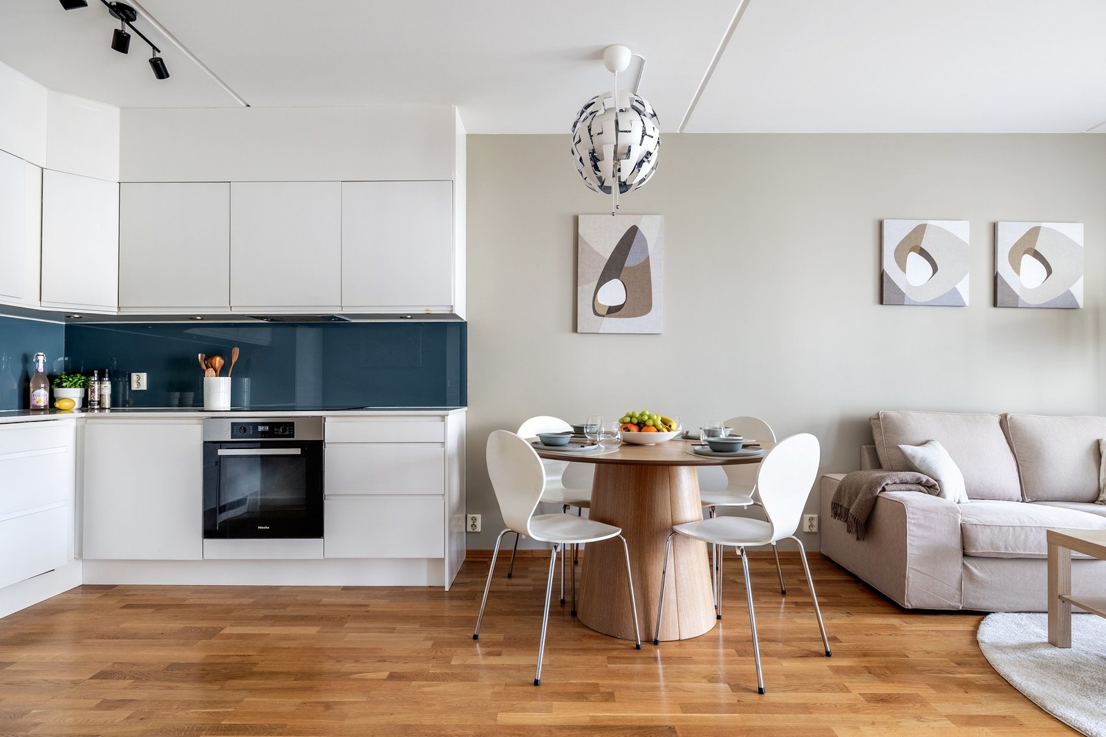 Kjøkkenet er utstyrt med integrerte hvitevarer fra Miele som induksjonstopp, stekeovn og oppvaskmaskin, samt kjøl/frys fra Electrolux. Galleribilde