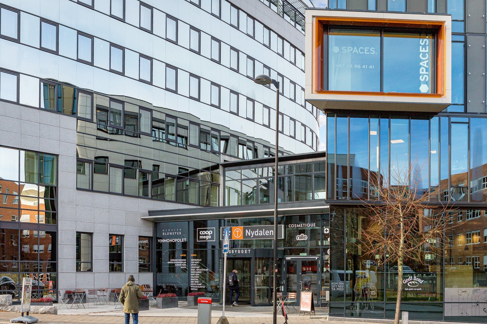 Nydalen Torg ligger like ved, og her bys det på matbutikk, vinmonopol, frisør, kafé m.m. Galleribilde