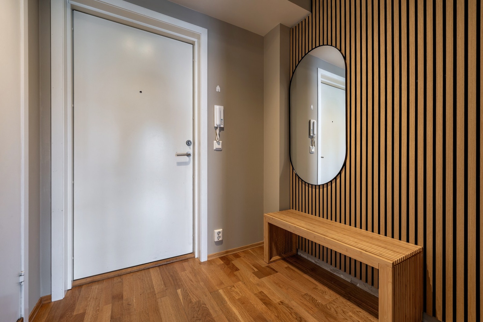 Entréen er innbydende med moderne fargevalg, én vegg med spiler og eikeparkett som skaper et umiddelbart godt førsteinntrykk. Galleribilde