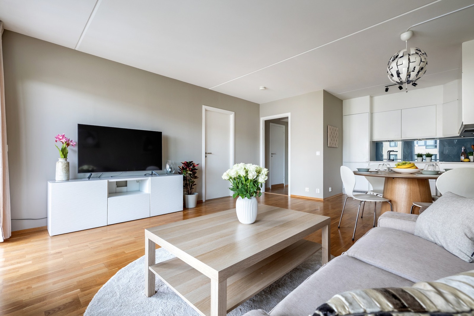Planløsningen åpner opp for flere møbleringsmuligheter med god plass til sofagruppe, TV-møbler og spisebord med tilhørende stoler. Galleribilde