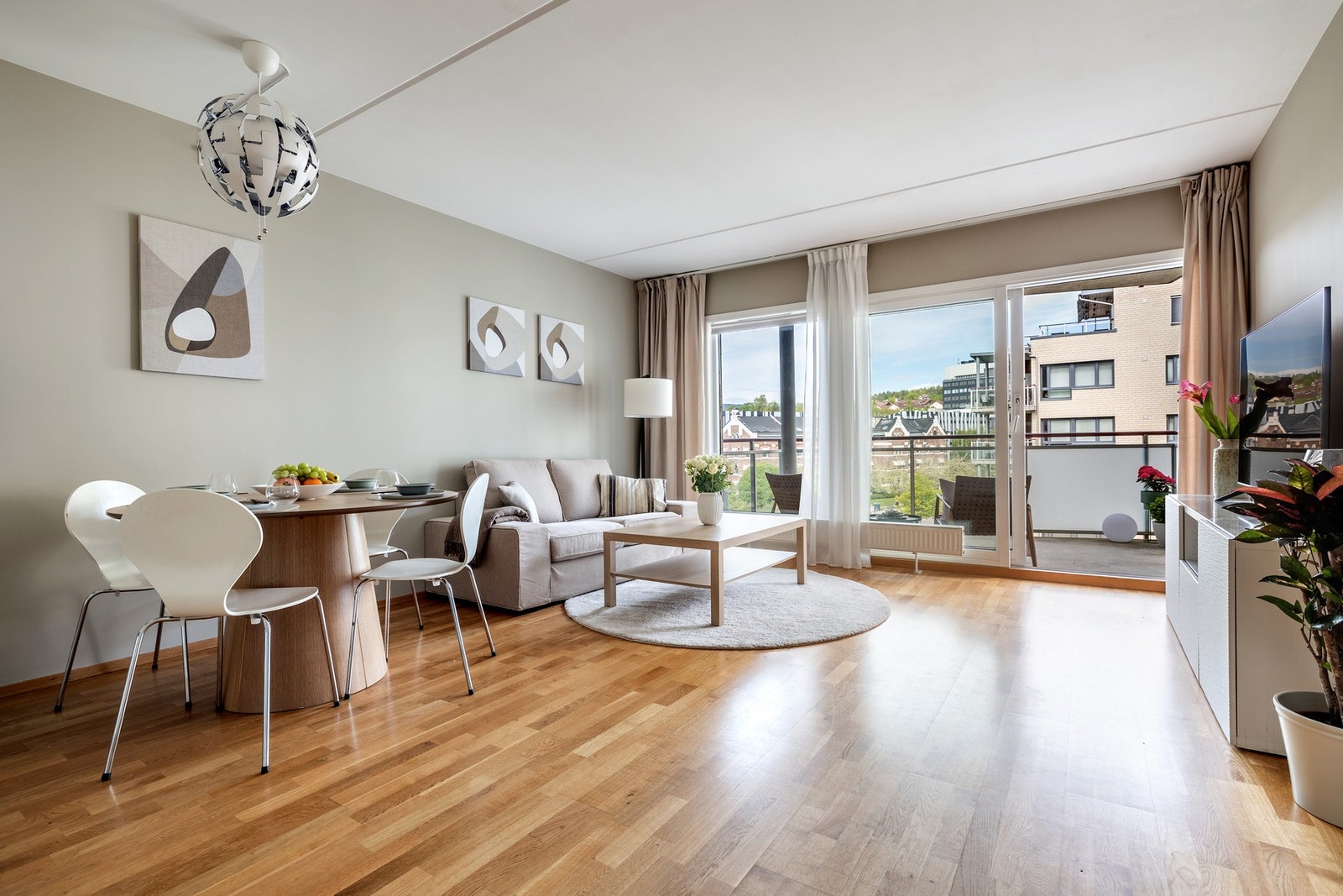 Stuen er lys og luftig med store vindusflater som sørger for rikelig med innslipp av naturlig lys. Planløsningen åpner opp for flere møbleringsmuligheter med god plass til sofagruppe, TV-møbler og spisebord med tilhørende stoler. Galleribilde