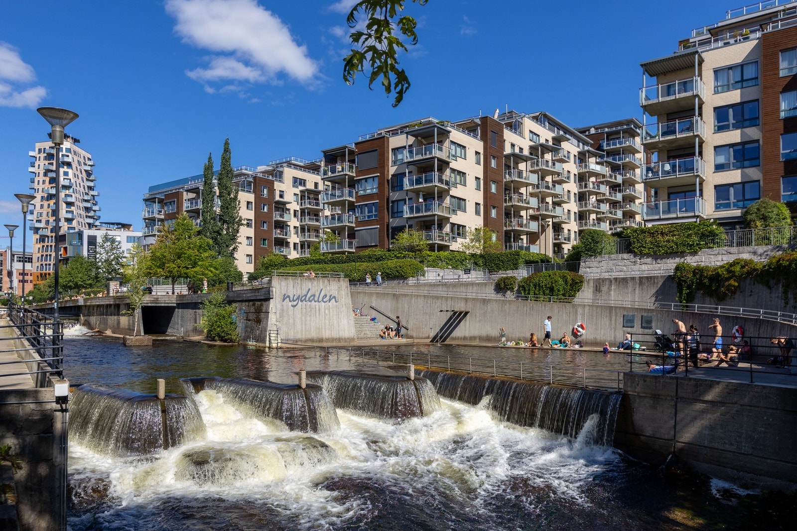 Akerselva med idylliske turstier, parkområder, industrihistorie og hyggelig badeplass (Akerselva Elvebad). Galleribilde