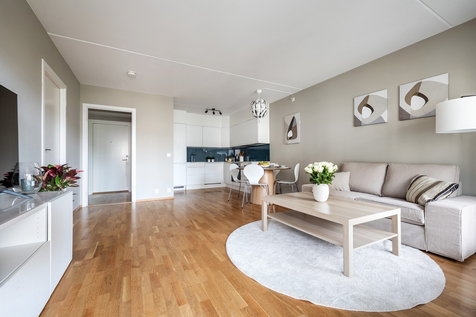 Planløsningen åpner opp for flere møbleringsmuligheter med god plass til sofagruppe, TV-møbler og spisebord med tilhørende stoler. Galleribilde