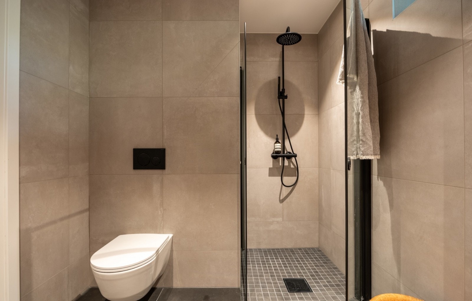 Badet er utstyrt med varmekabler og en praktisk dusjnisje. Galleribilde