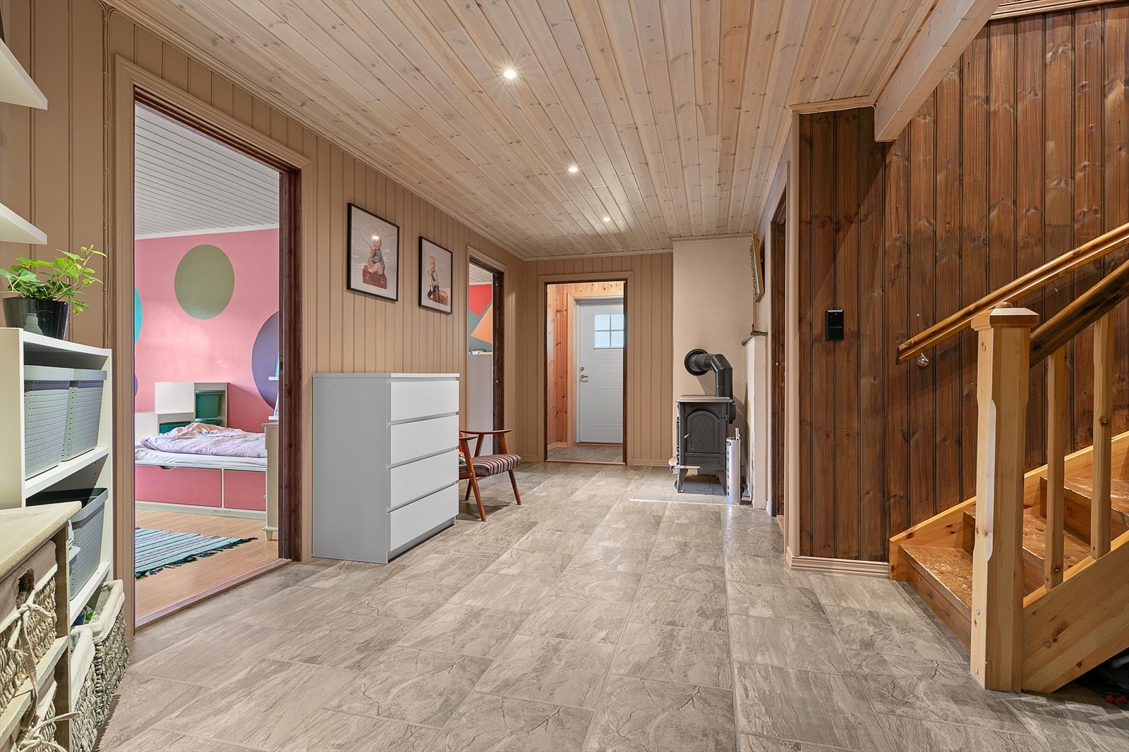 Romslig hall m/trapp i underetasje med ny vedovn som avgir godt med varme. Galleribilde