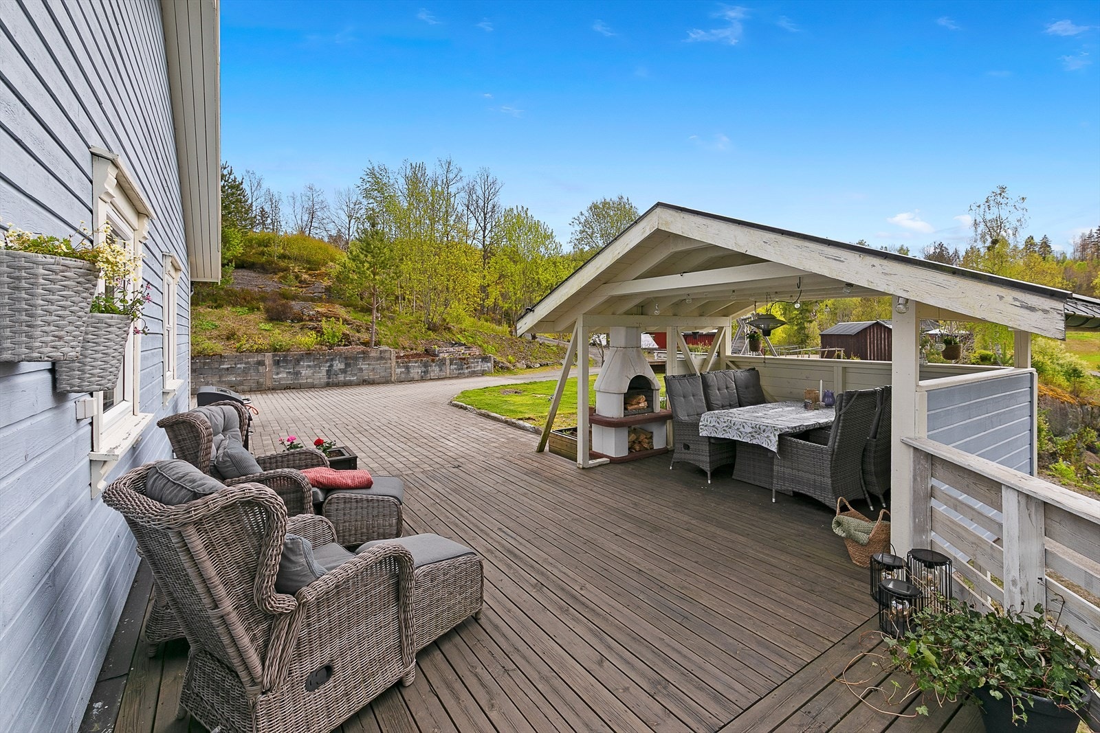 Eiendommen har en flott hage med egen grillstue, perfekt for hyggelige sammenkomster året rundt. Galleribilde