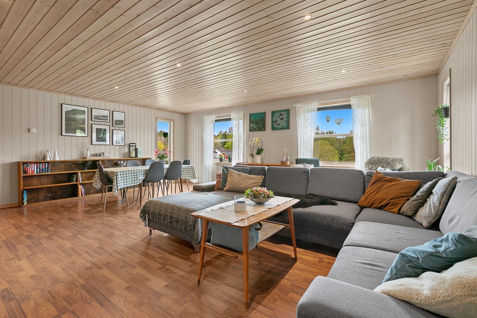 Den lyse og åpne stuen/spisestuen har en flott innebygd peis som skaper en lun atmosfære. Galleribilde