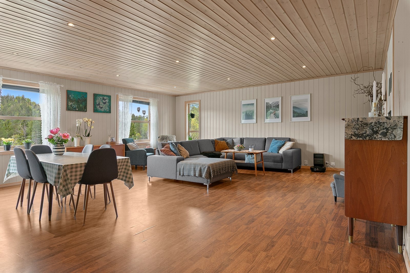 Romslig stue med god plass til både sitte- og spisegruppe. Galleribilde