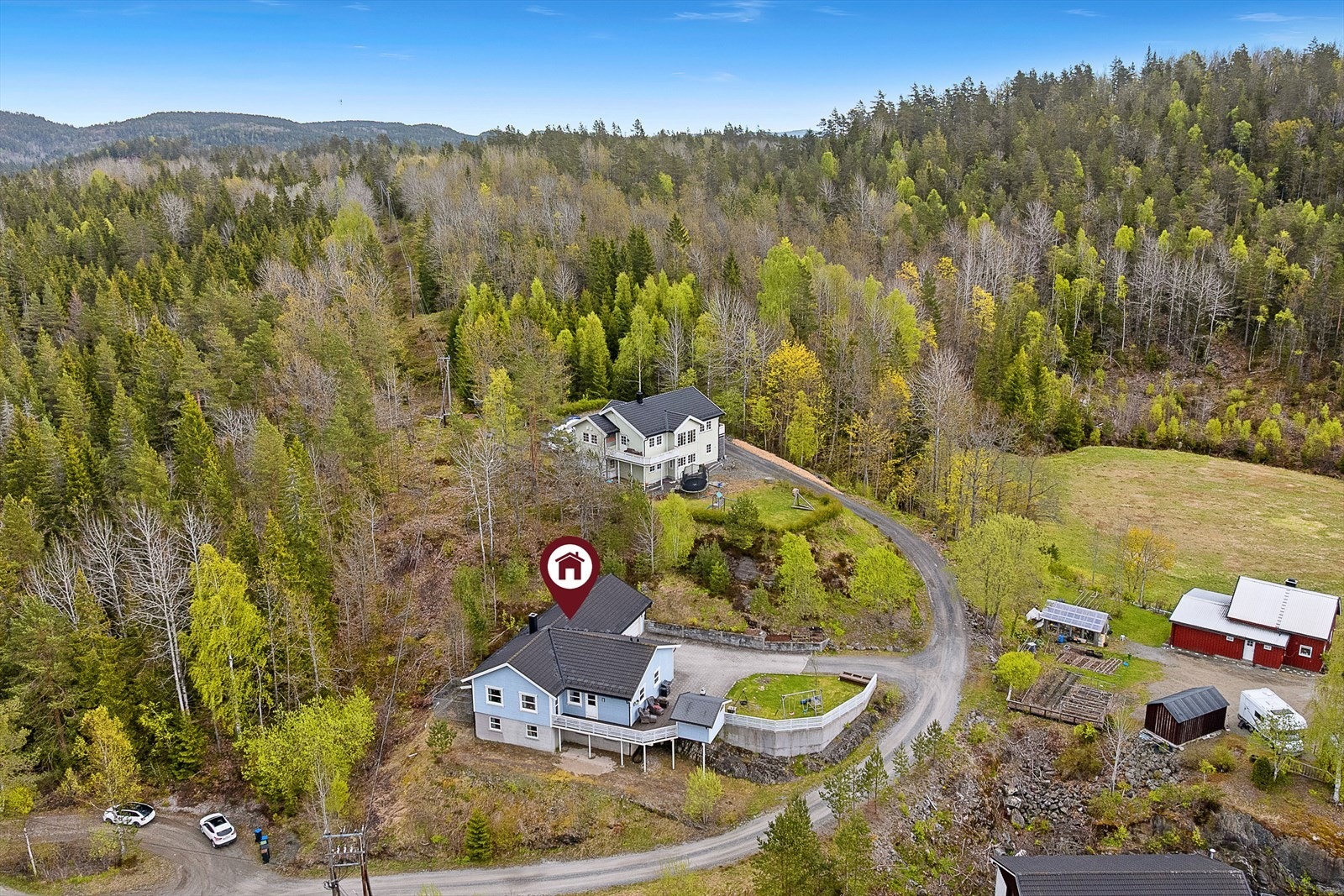 Eiendommen har beliggenhet i Øygardsgrenda, som er en liten idyllisk grend bestående av noen få eneboliger/ småbruk. Galleribilde