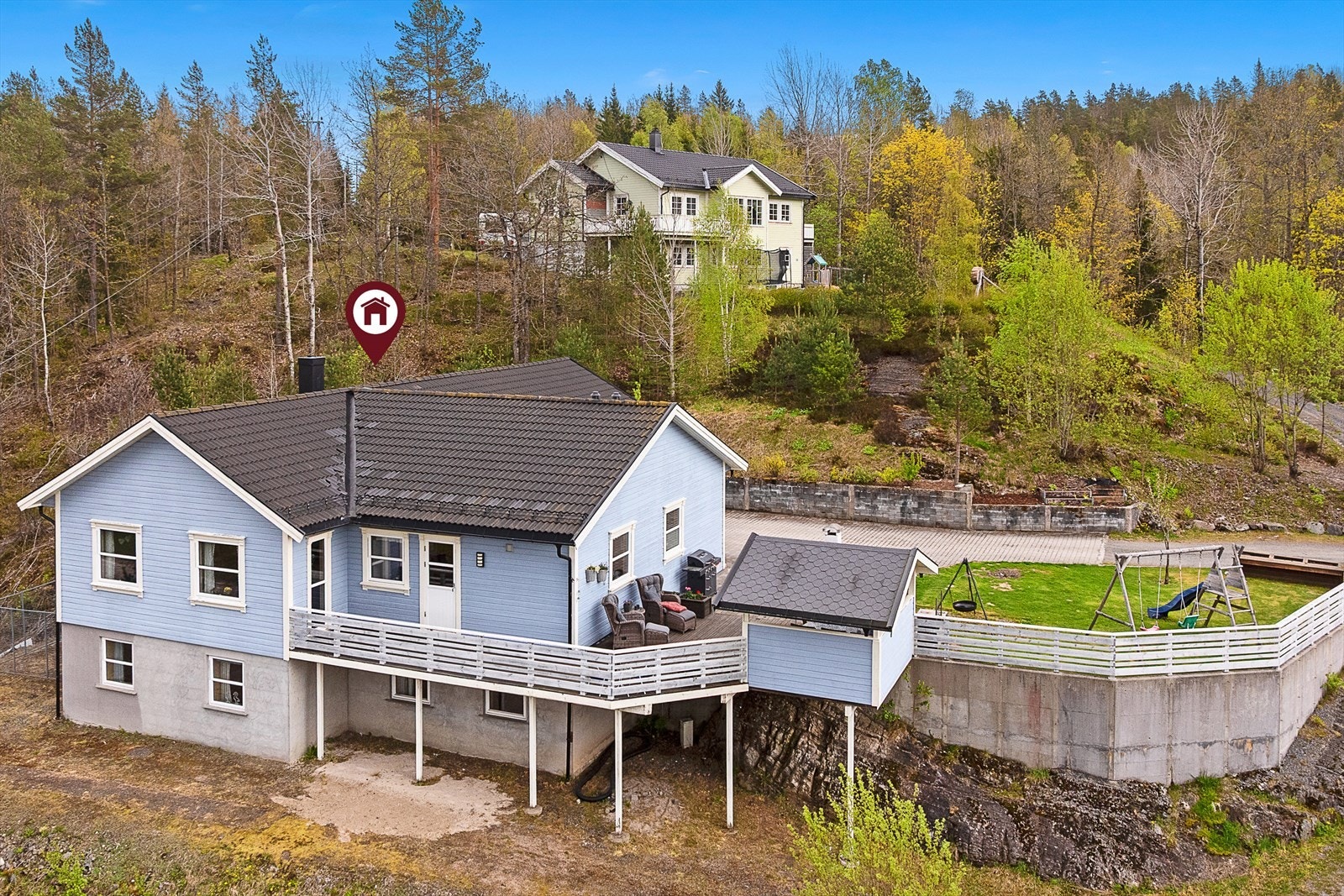 Svært innholdsrik enebolig oppført i 2006, med dobbel garasje og gode solforhold. Galleribilde