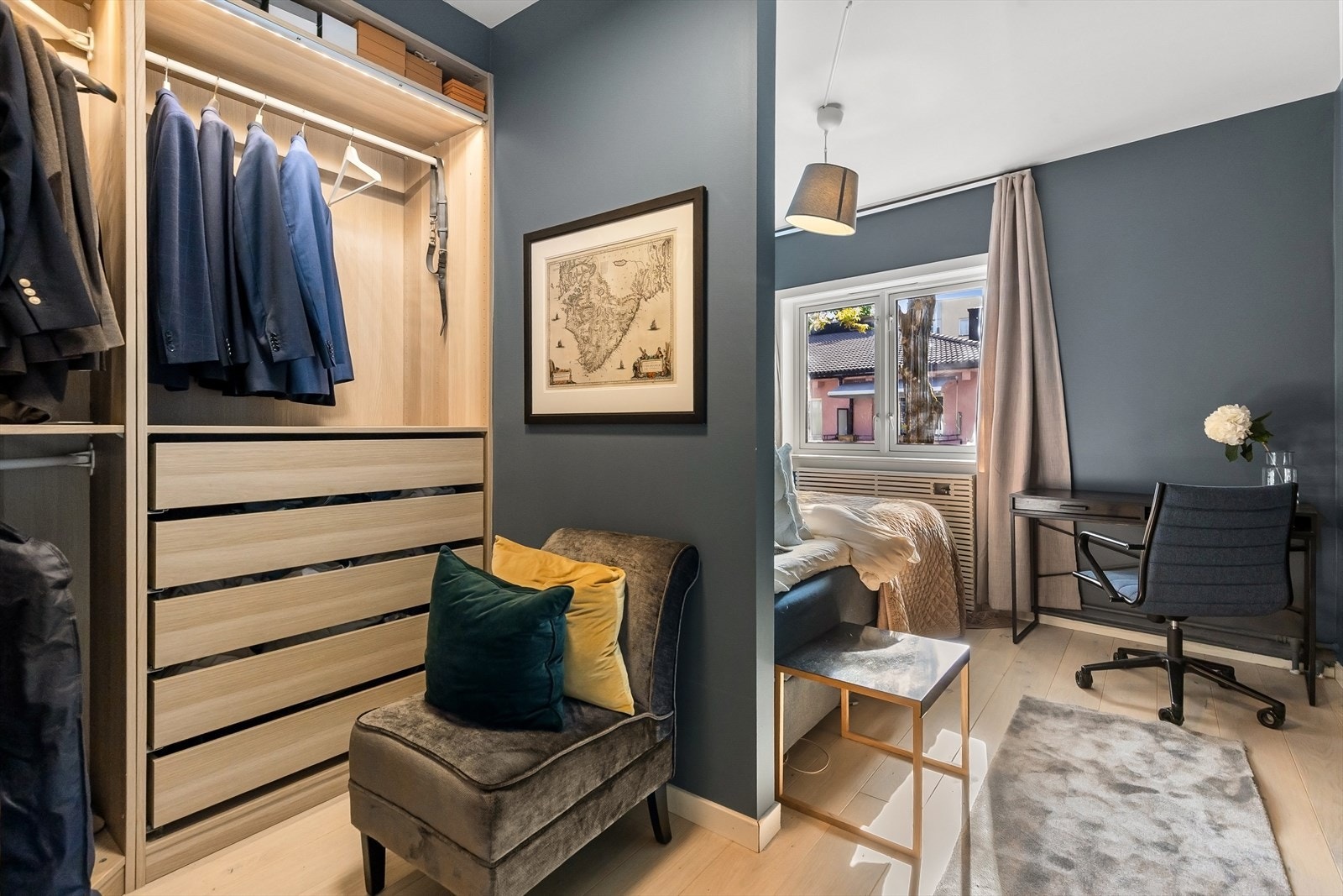 Soverom 1 med stor garderobe og plass til dobbeltseng Galleribilde