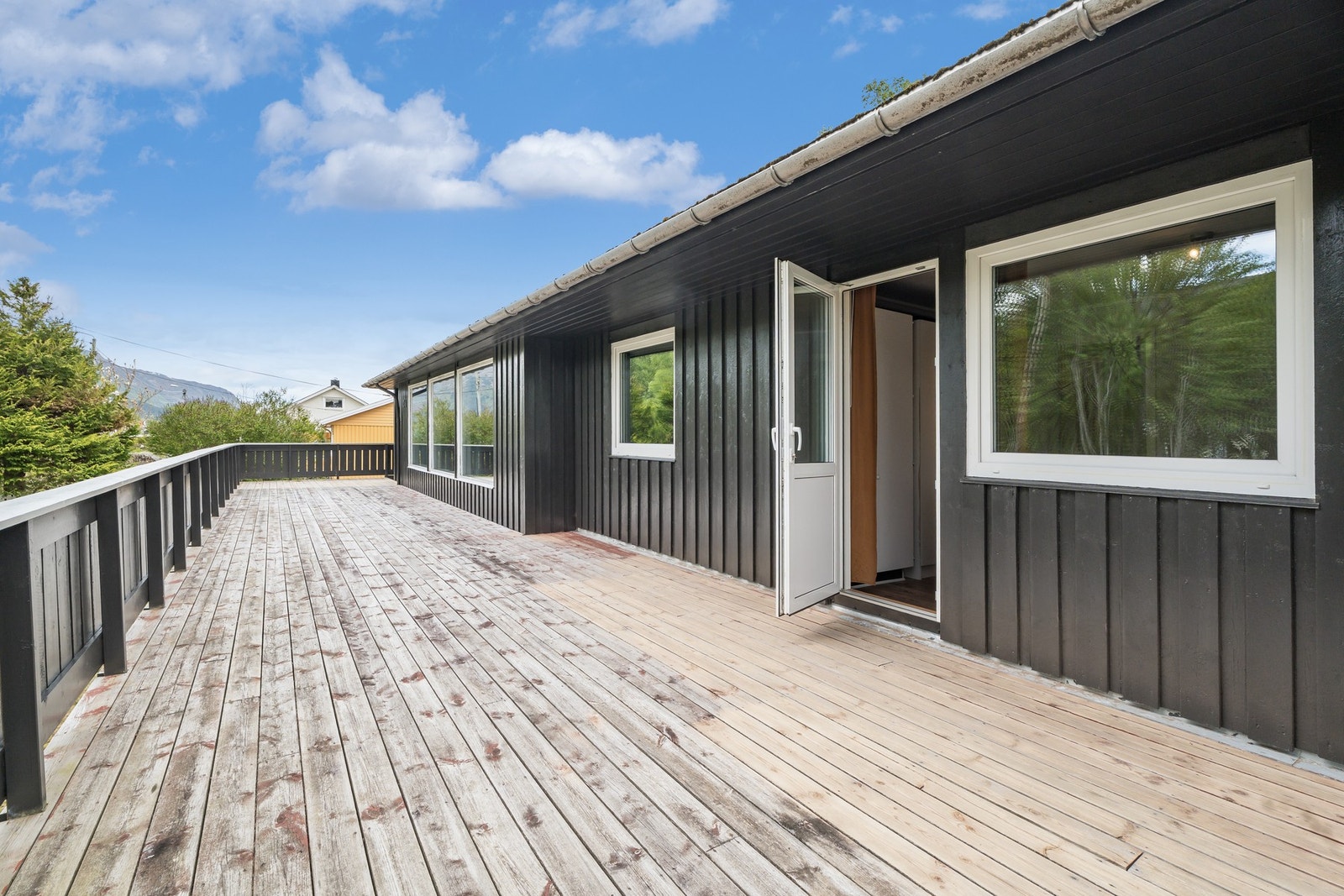 Det er også mulig å komme seg på verandaen via hovedsoverommet, perfekt for rolige morgener på sommerhalvåret. Galleribilde