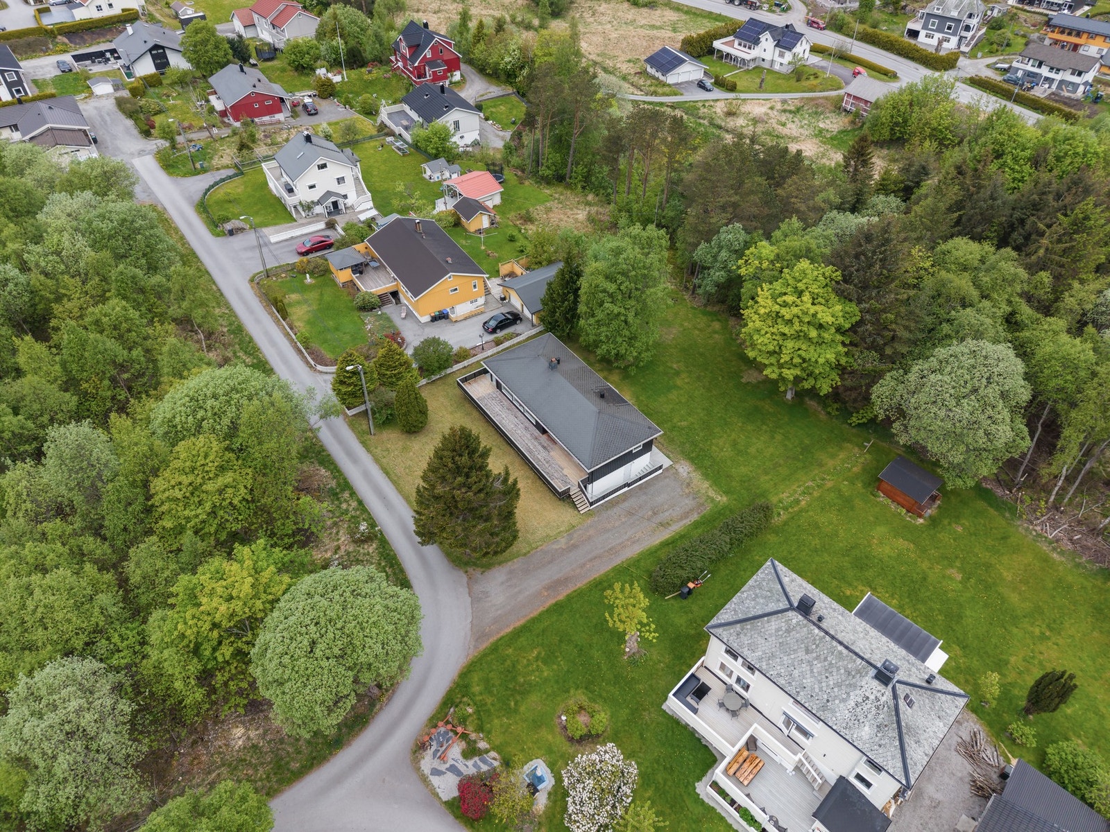 Boligen ligger i et skjermet og barnevennlig område med gangavstand til ungdomsskole, barnehage og bussforbindelser. Galleribilde
