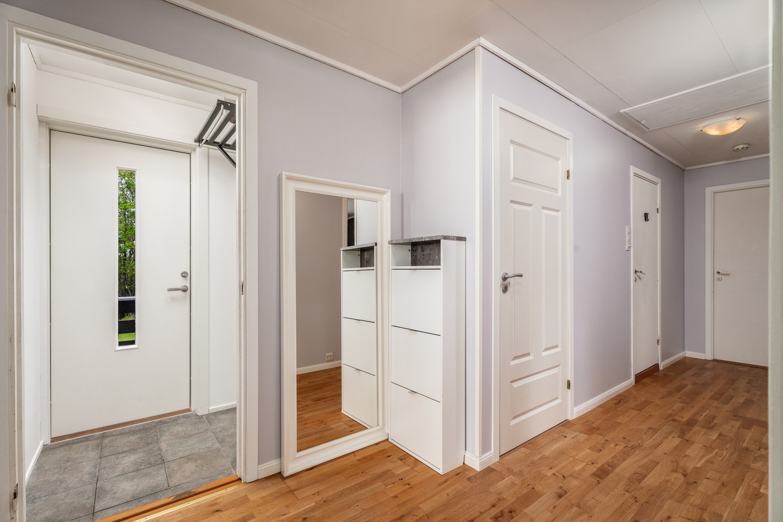 Entré. Hovedplanet består av gang, stue, spisestue, kjøkken, bad og tre gode soverom. Galleribilde