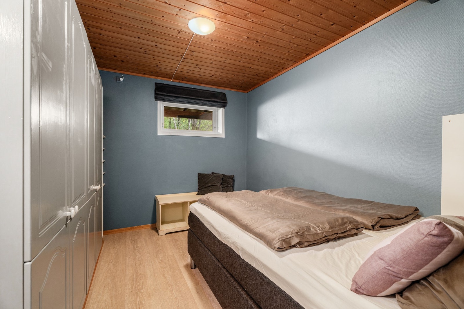 Boligen har totalt fem soverom, med tre i hovedetasjen og to i underetasjen. Galleribilde