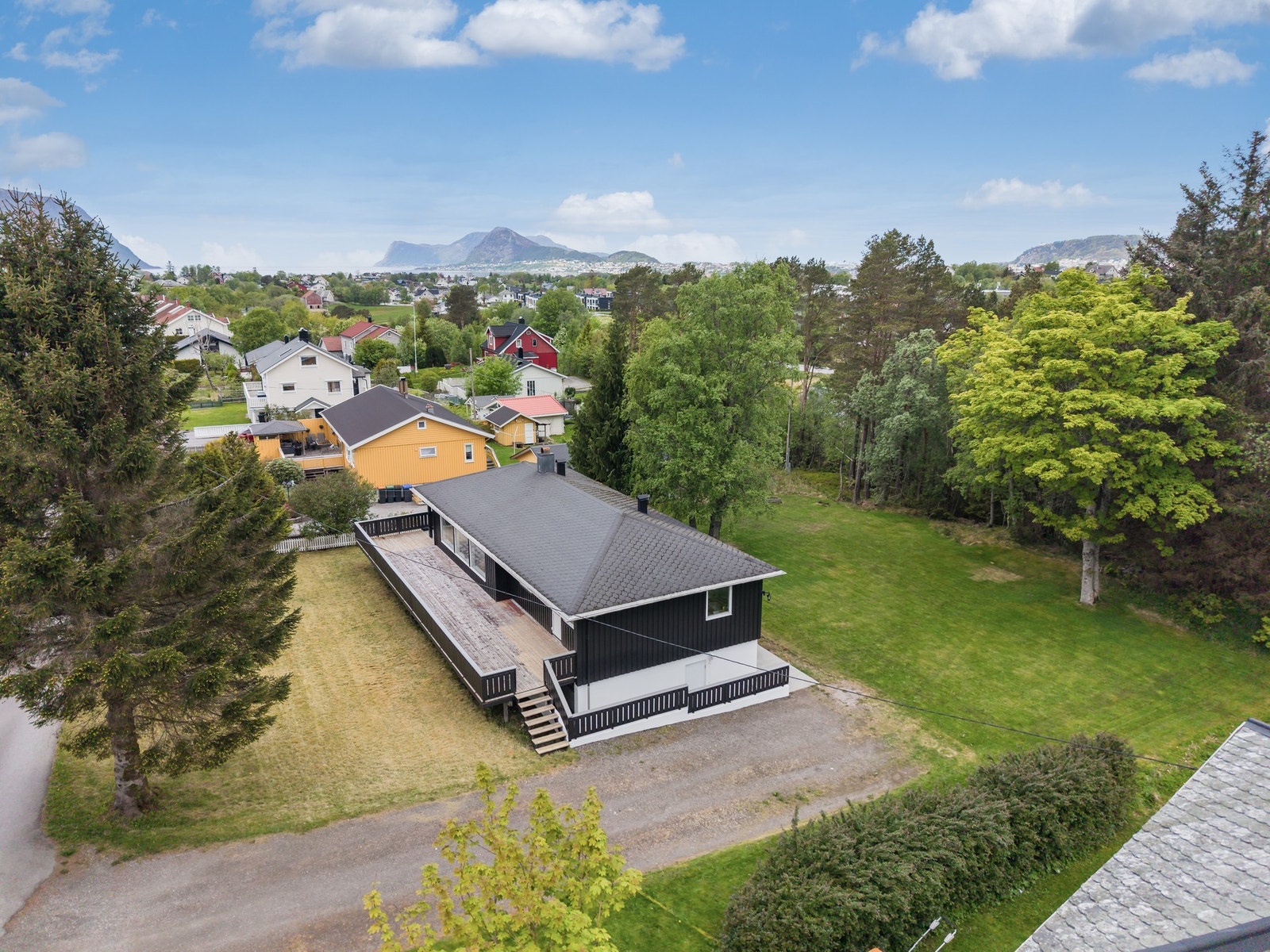 Eiendommen byr på rikelig med boltreplass for store og små, både fremfor og bak boligen. Galleribilde
