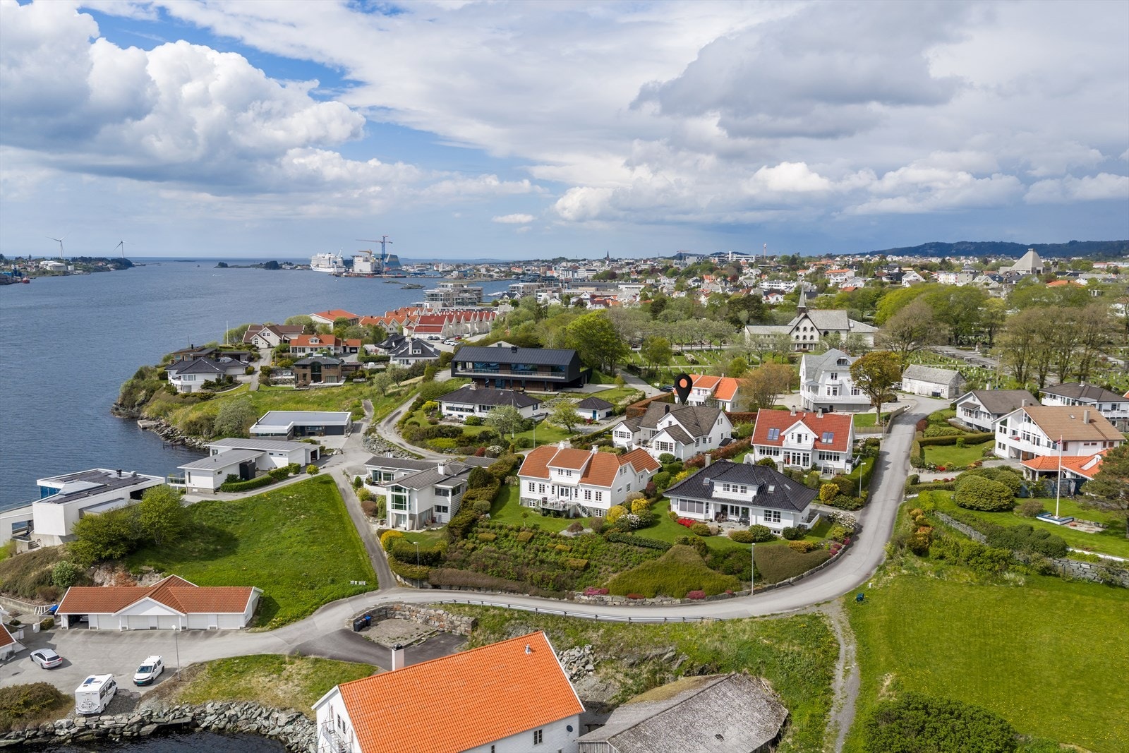 Fra eiendommen er det ca. 5 minutters kjøring til Haugesund sentrum. Galleribilde