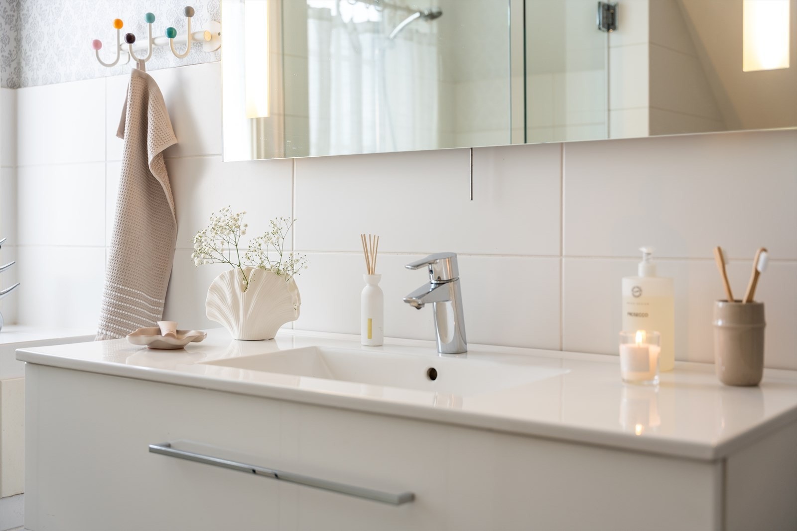 Delikate overflater og god belysning på badet. Galleribilde