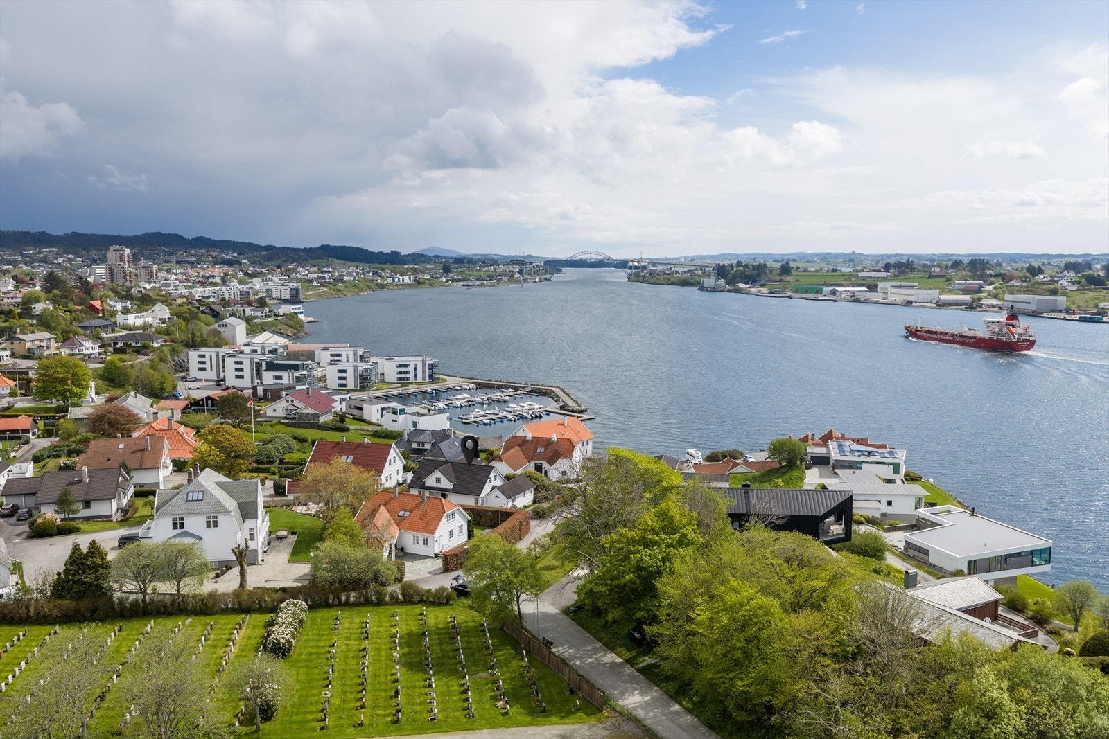 Eiendommen har alt en familie kan ønske seg! Svært attraktiv beliggenhet i blindvei og en særdeles innholdsrik enebolig over tre etasjer med integrert garasje. Galleribilde