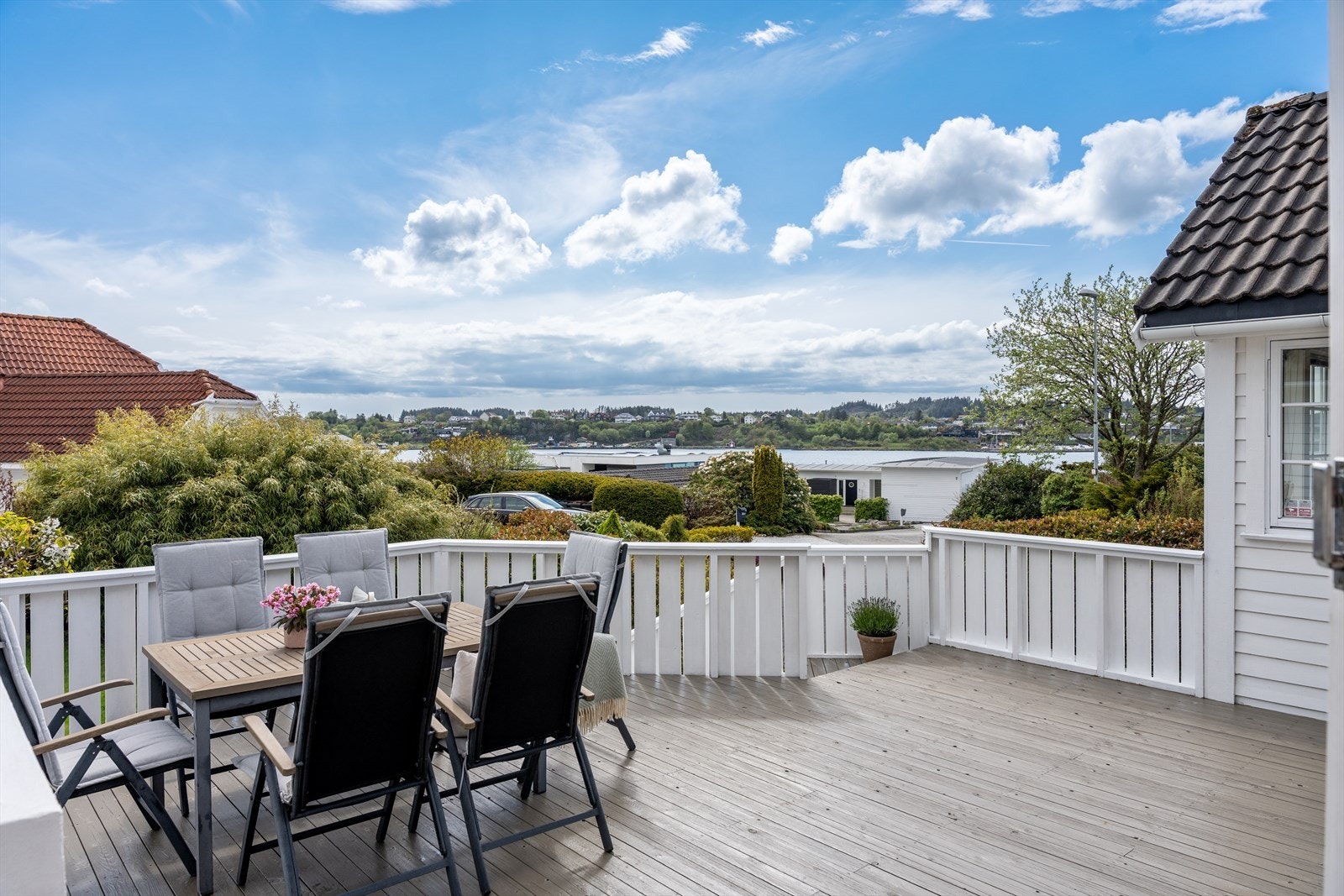 Terrasse med utepeis - Perfekt for lange sommerkvelder. Fra eiendommen er det nydelig utsikt mot sjøen og Karmsundbrua. Galleribilde
