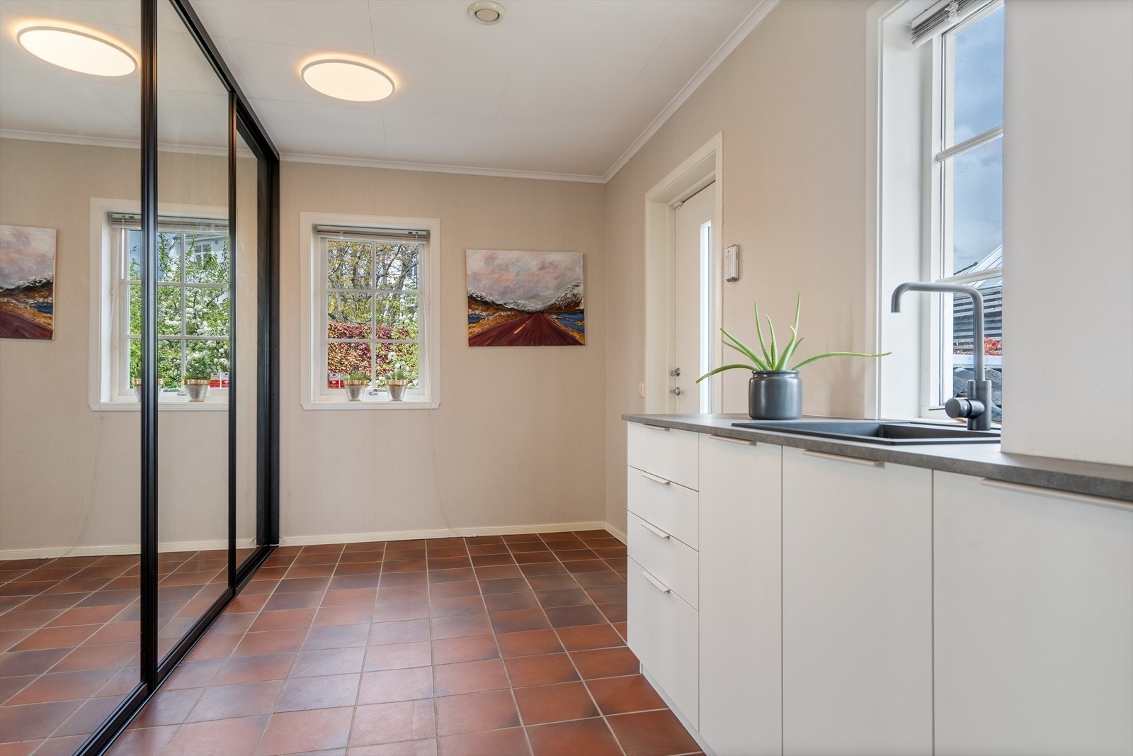 Praktisk vaskerom i første etasje med egen bi-inngang. Vaskerommet har stor skyvedørsgarderobe. Galleribilde