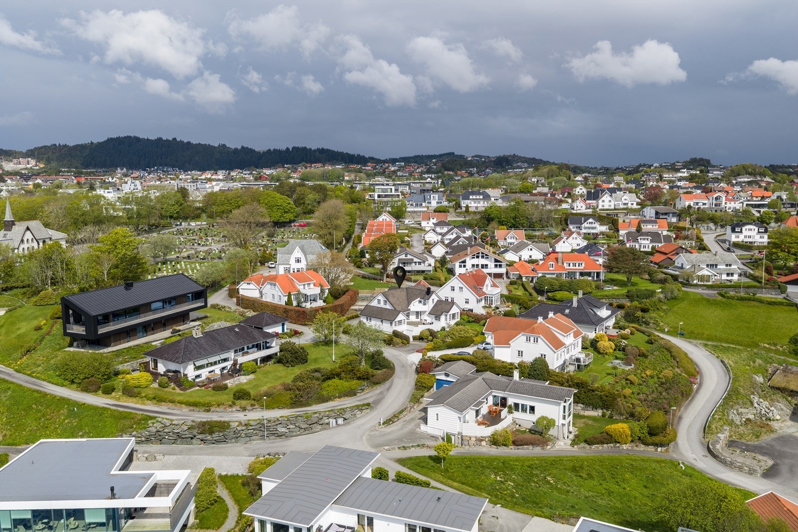 Barnevennlig område med nærhet til skoler, barnehager og idrettsanlegg. Galleribilde