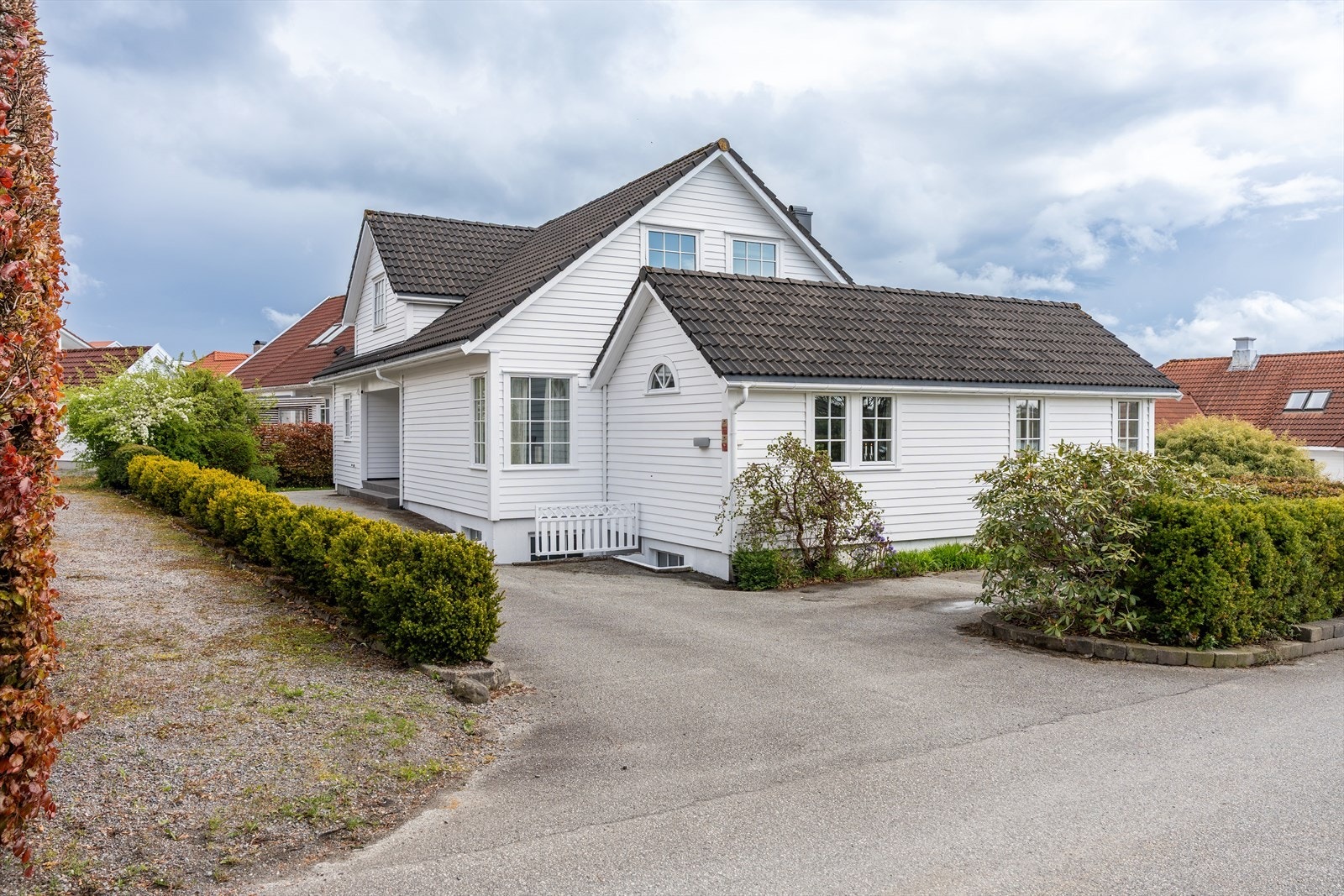 Gode parkeringsmuligheter i integrert garasje og på egen tomt. Galleribilde