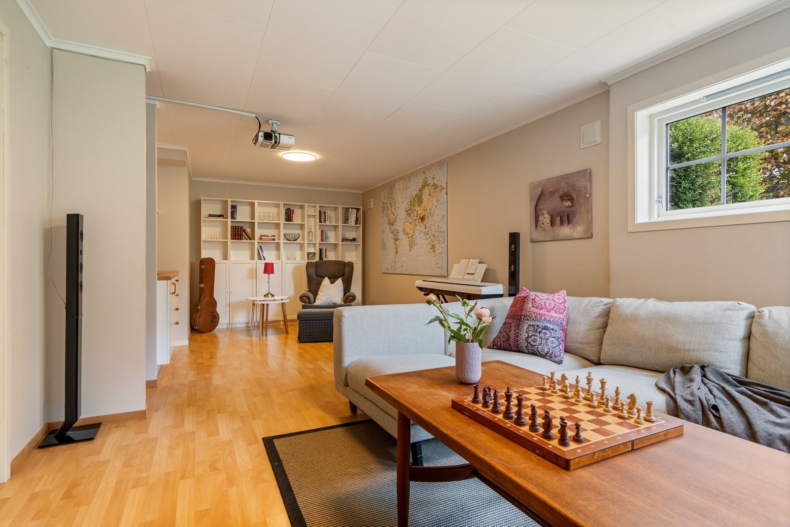 I underetasjen finner du en romslig kjellerstue, perfekt som TV-stue eller lekerom. Galleribilde
