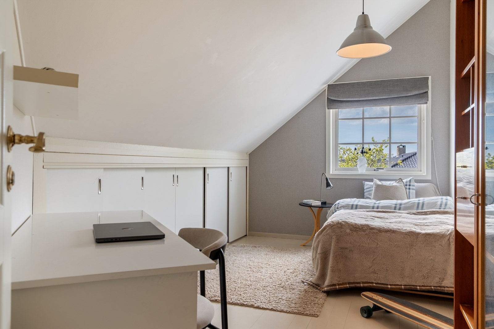 Soverom med plassbygde løsninger for oppbevaring. Galleribilde