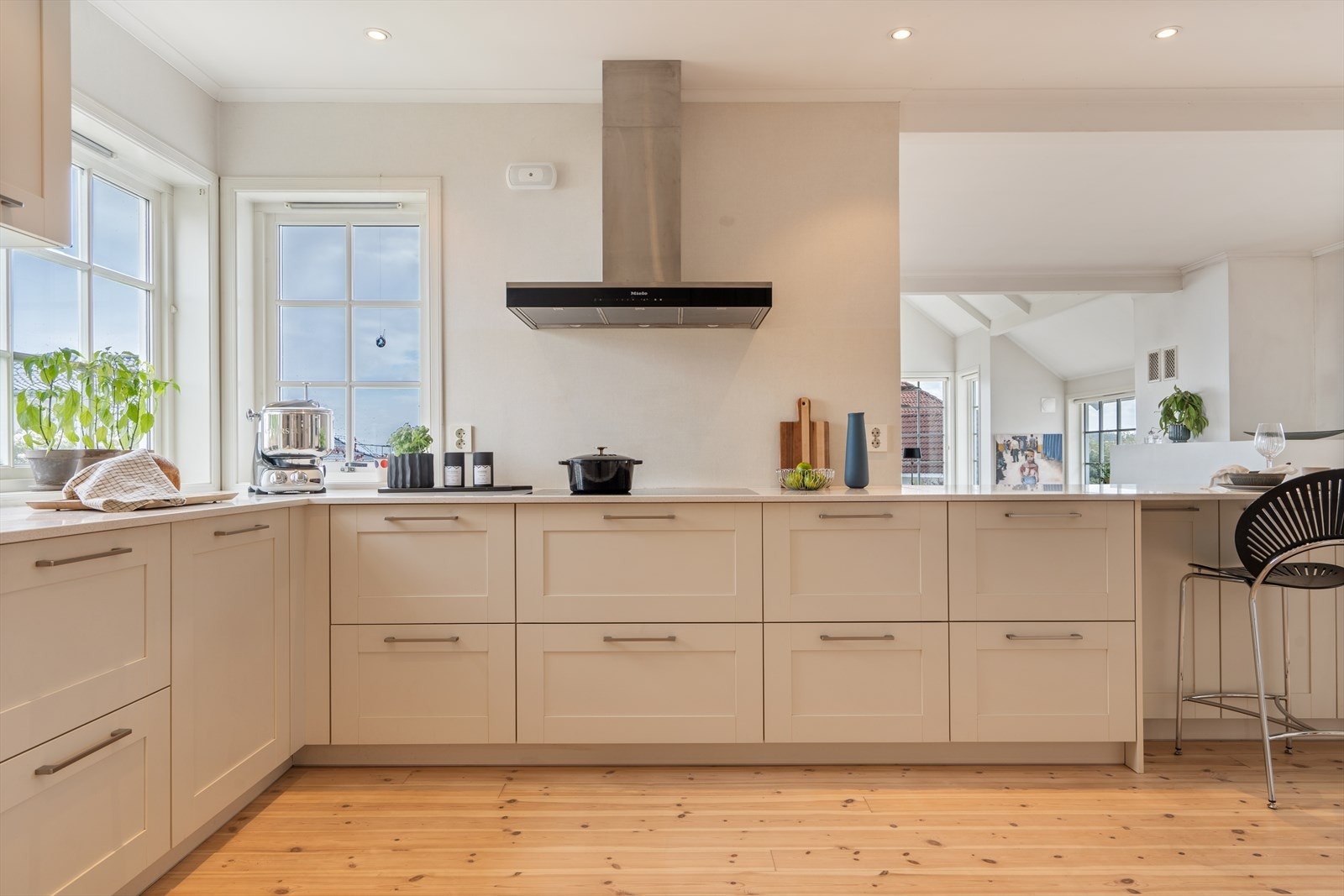 Påkostet benkeplate i silestone gir en slitesterk og stilren arbeidsflate. Galleribilde