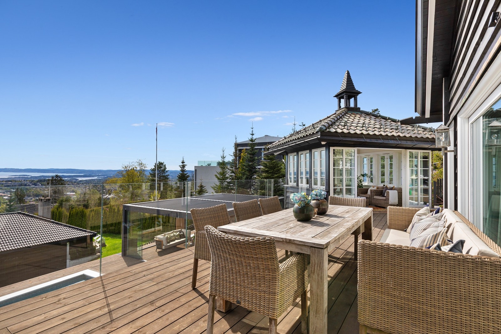 Finn roen i det sjarmerende lysthuset eller på de romslige terrassene, med Nordmarka som nærmeste nabo. Galleribilde