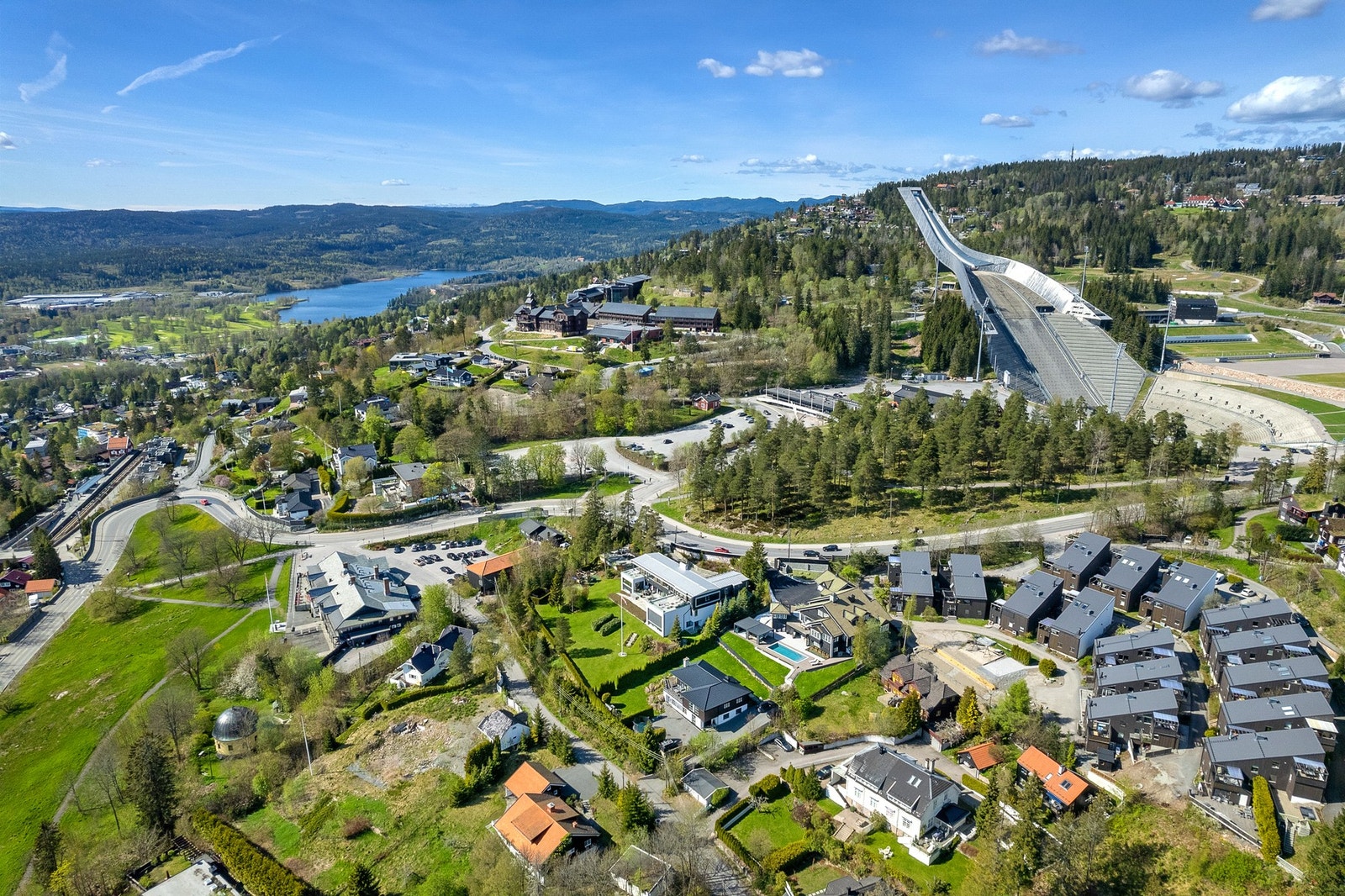 Dronefoto med illustrert gressplen Galleribilde