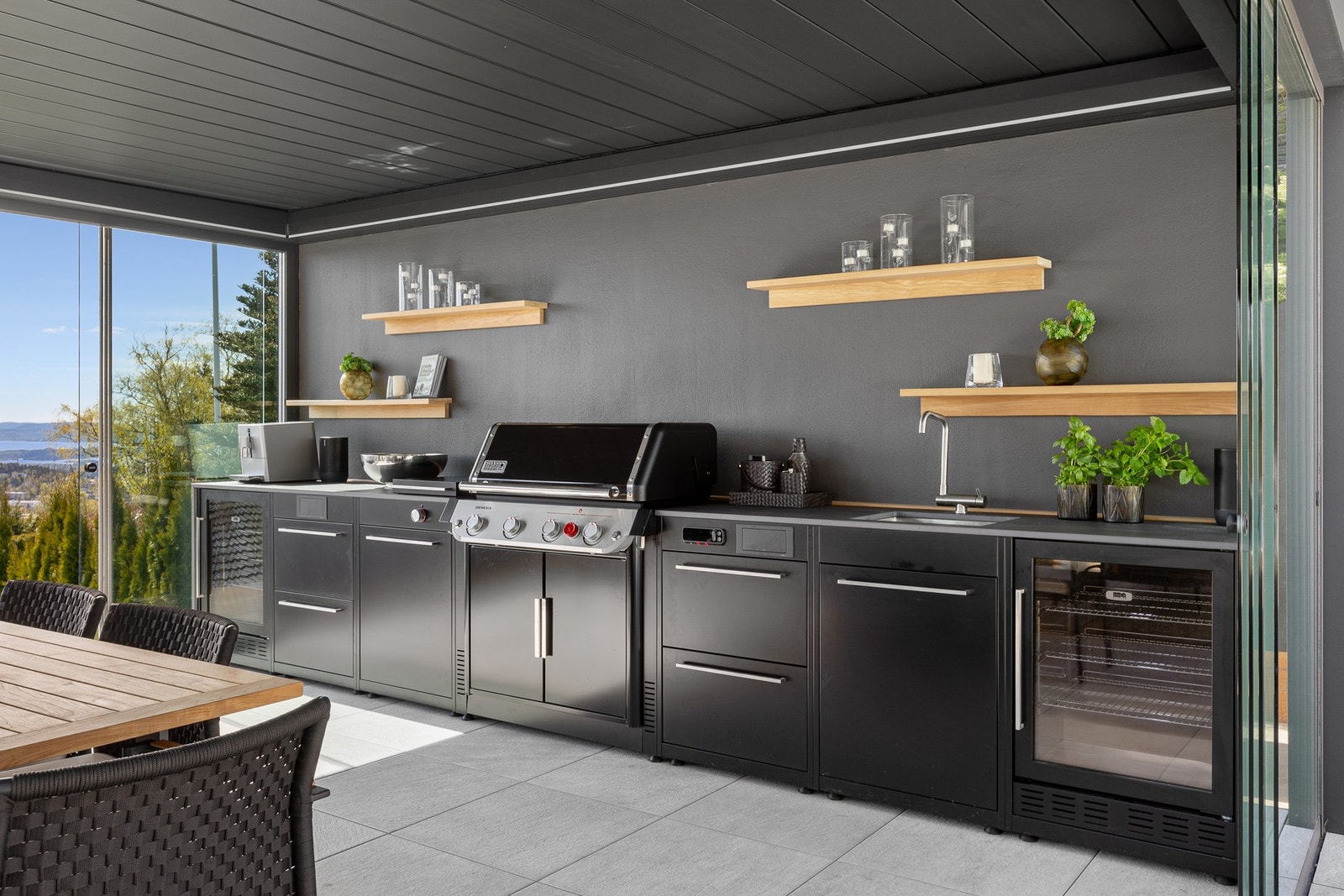Utekjøkken i pergolaen med vask og kjøleskap - ideelt for grilling, servering og hyggelige måltider under åpen himmel. Galleribilde